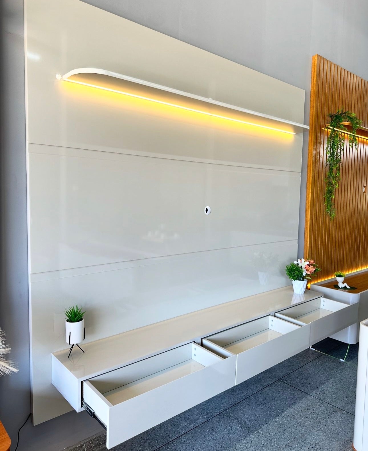 Home até 85″ Royal 220 Off White – GELIUS - Móveis furniture