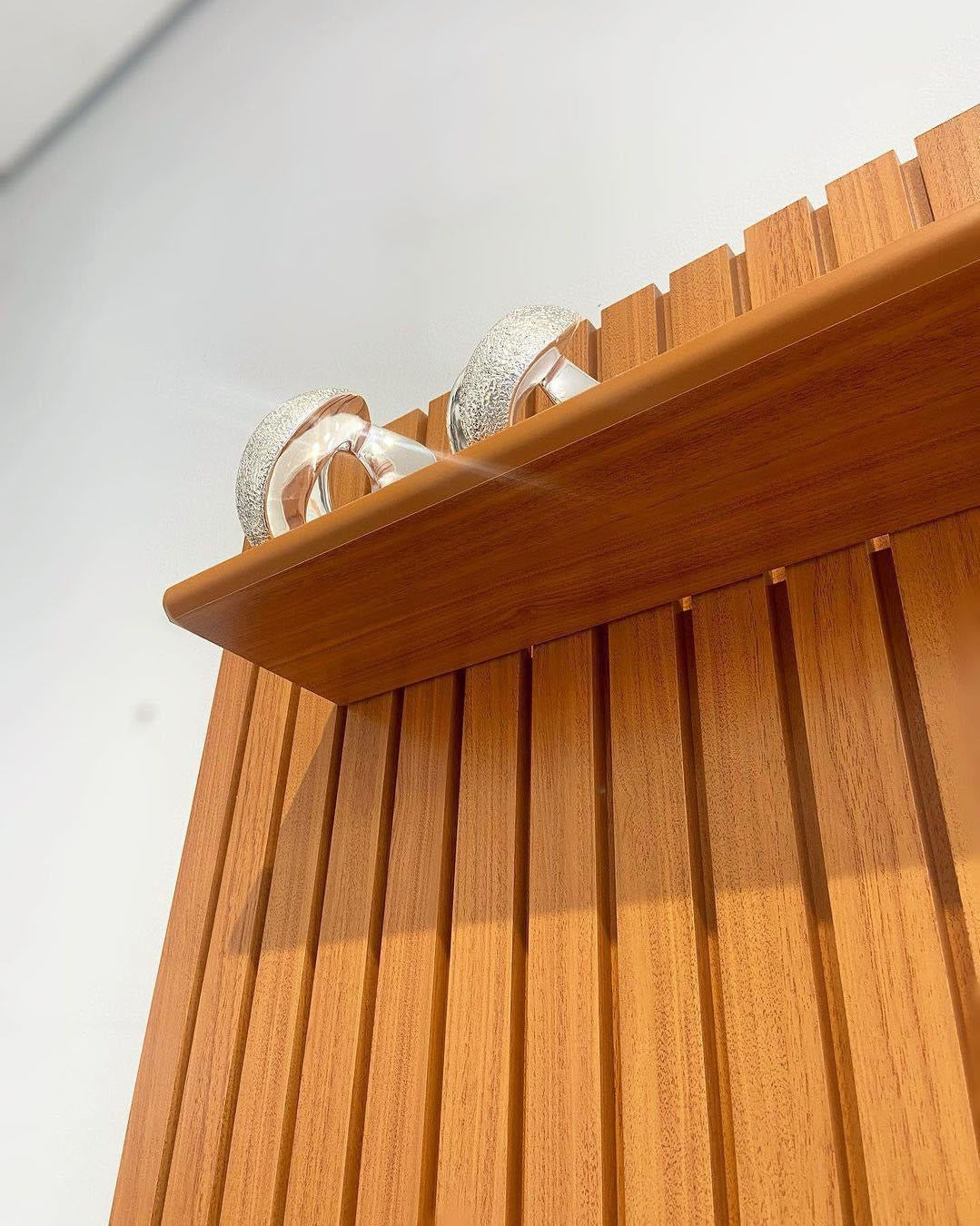 Painel Arbo 1.35 + Nicho Universal 1.35 - Cedro / Off White - Móveis furniture