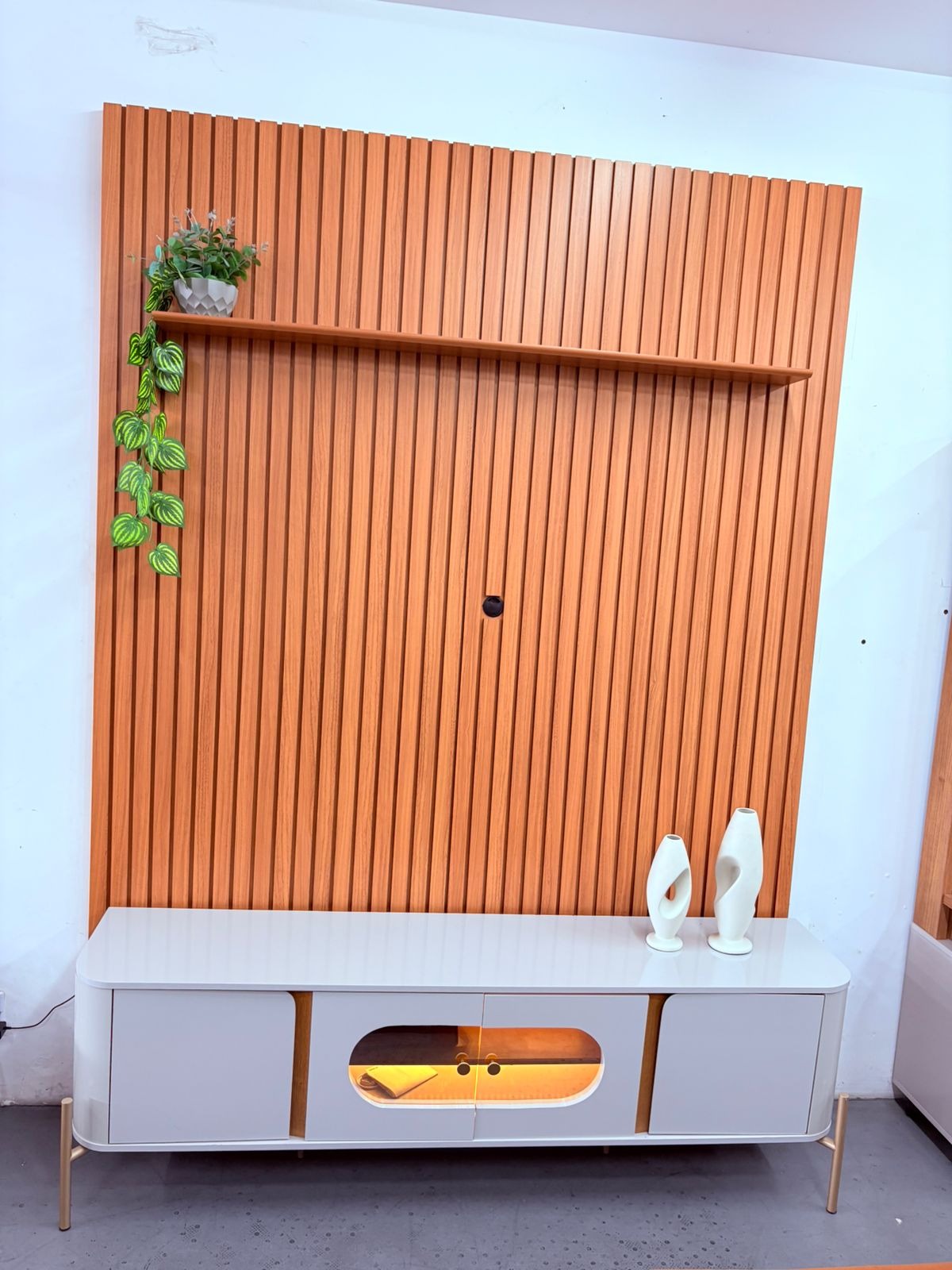 Painel até 75″ Arbo 1.9 Cedro + Rack Juquehy Off White/Naturale – EDN MÓVEIS + BECHARA