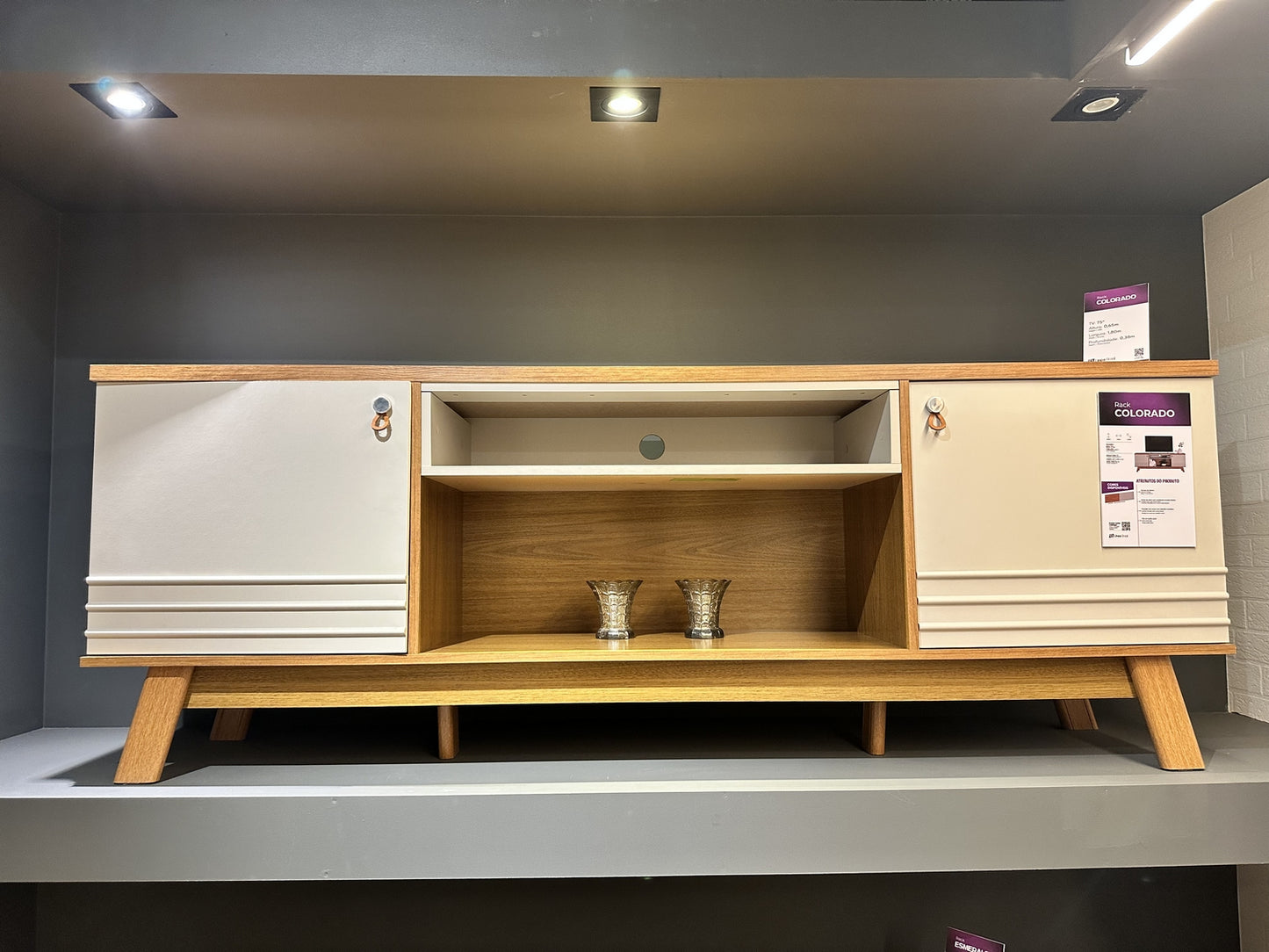 Rack Colorado Línea Brasil 180cm para TVs de até 75" Pés Retrô Nature/Off White -