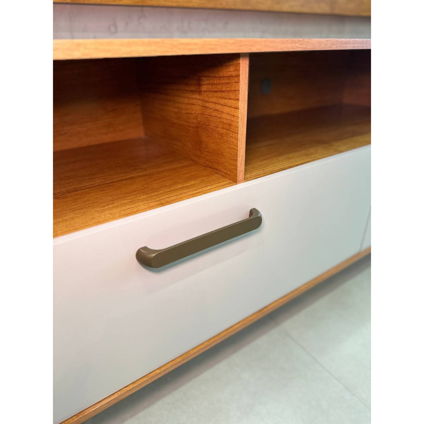 Painel até 70″ Cristal Cinamono + Rack Cristal Cinamono/Off White – JCM MOVELARIA