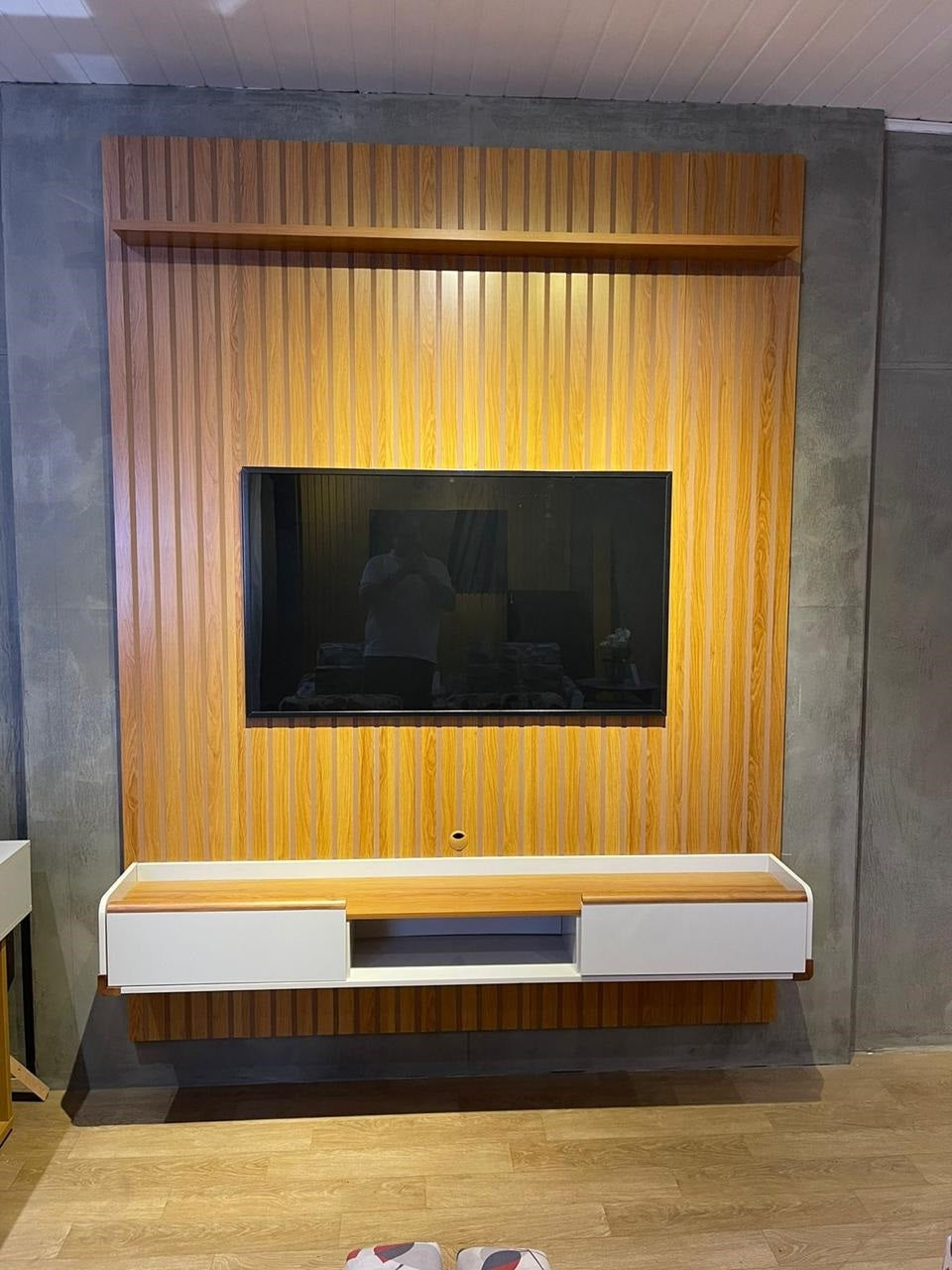 Painel Ripado até 75″ Oslo + Bancada Atlas Jequitibá/Off White – LUKALIAM