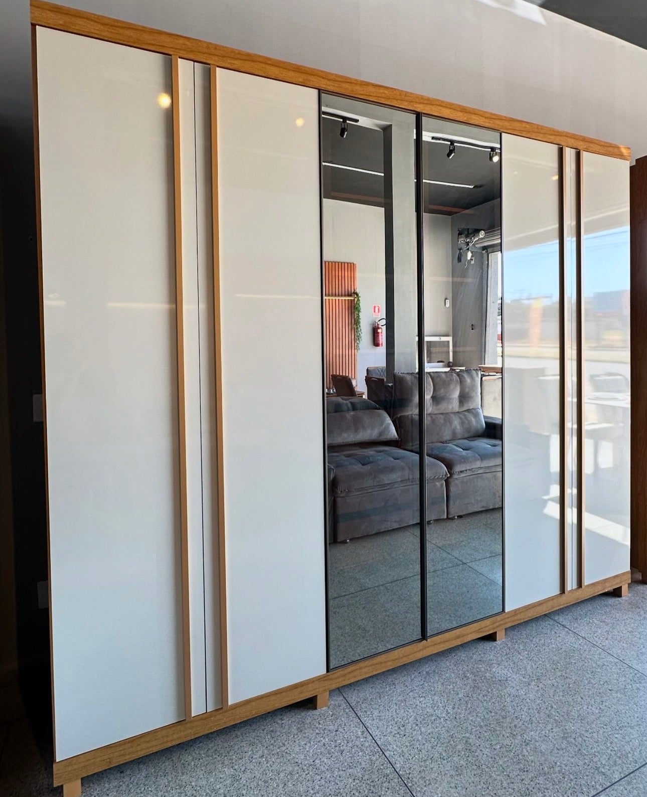 Roupeiro Absolut New Reflecta 6P c LED Pes Ntl.Off Gelius - Móveis furniture