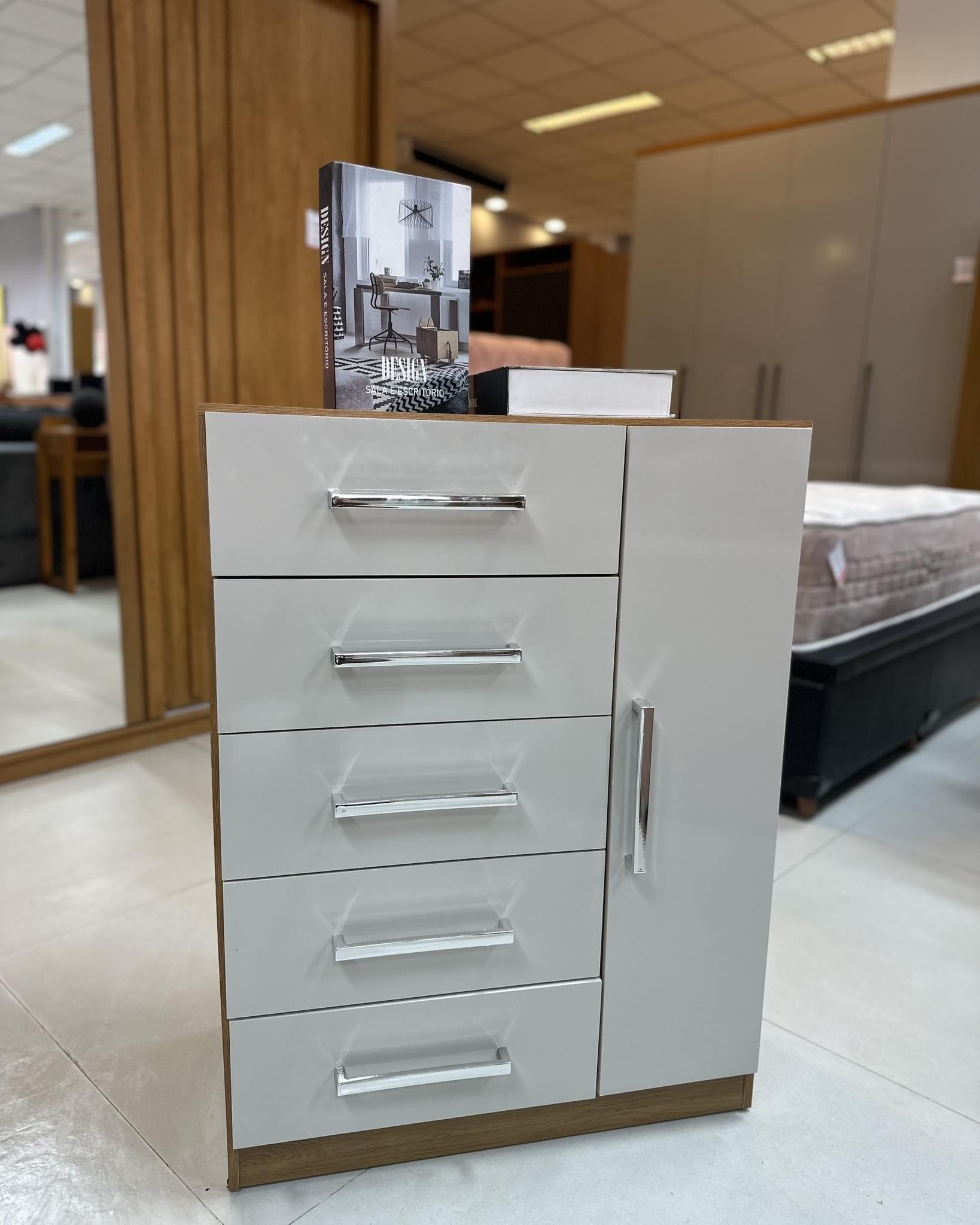 Cômoda Corais 5 Gavetas 1 Porta Larg. 0.68m Cinamomo/Off