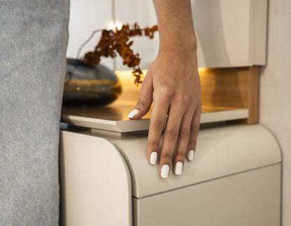 Painel Home até 75″ Zurique Tauari/Off White Brilho – LINEA BRASIL