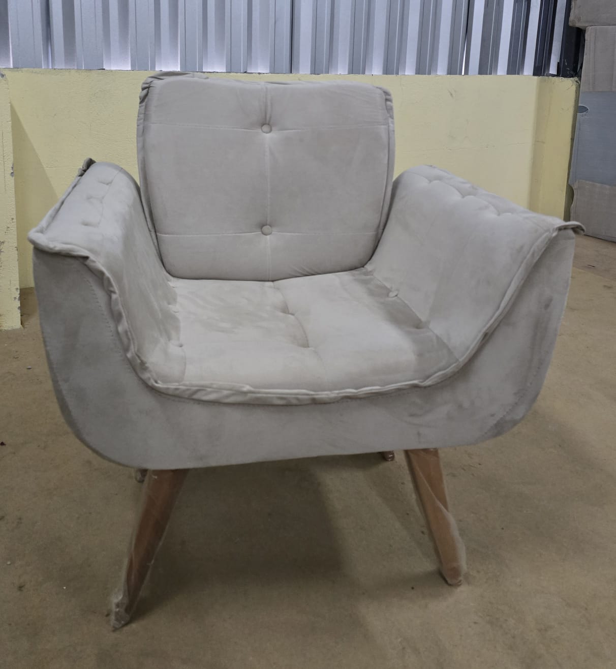 Poltrona Graziela Veludo Inca Bege AL Estofados