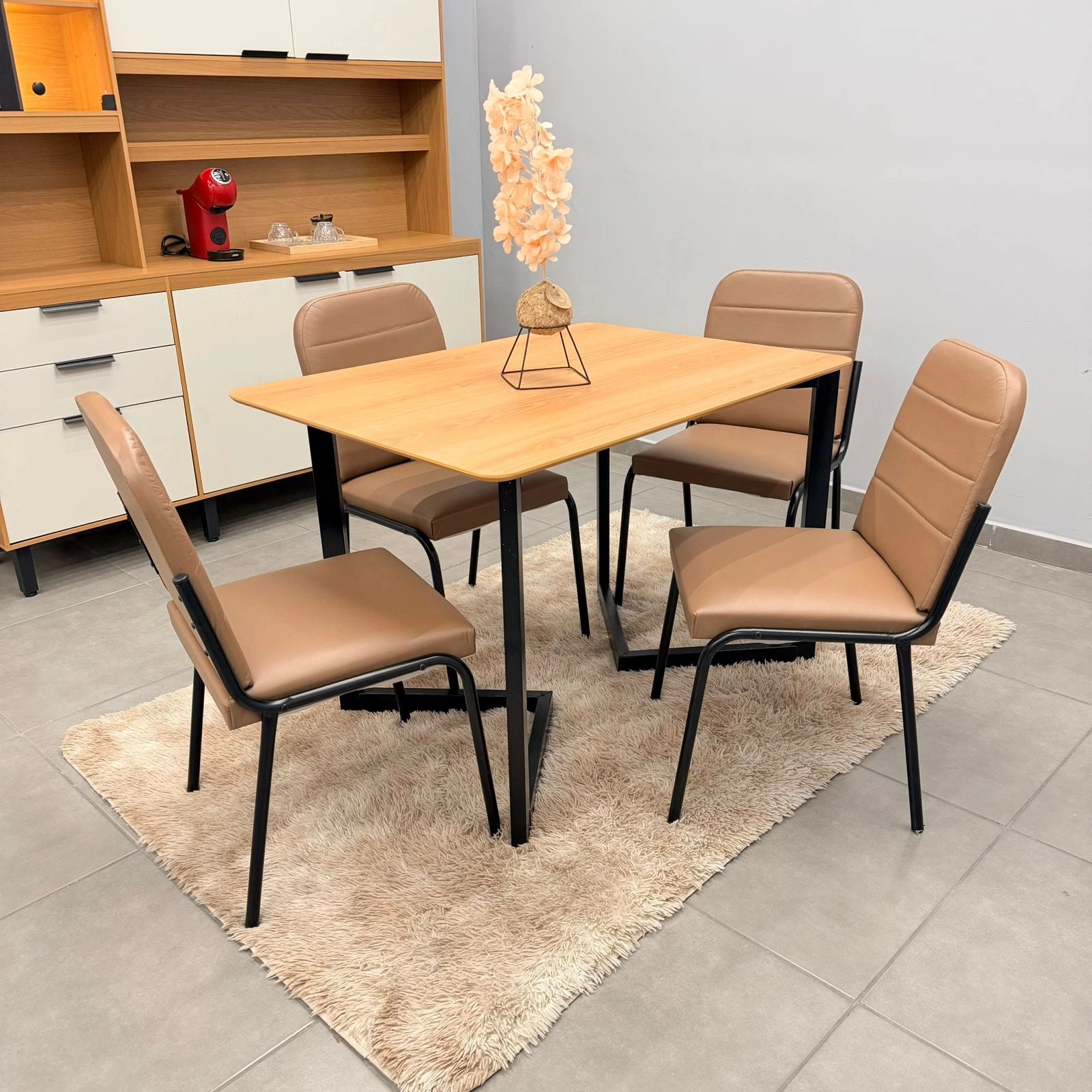 Mesa de Jantar Cronos 110x90cm com 4 Cadeiras Chicago em Courino Aço Tubo Minas