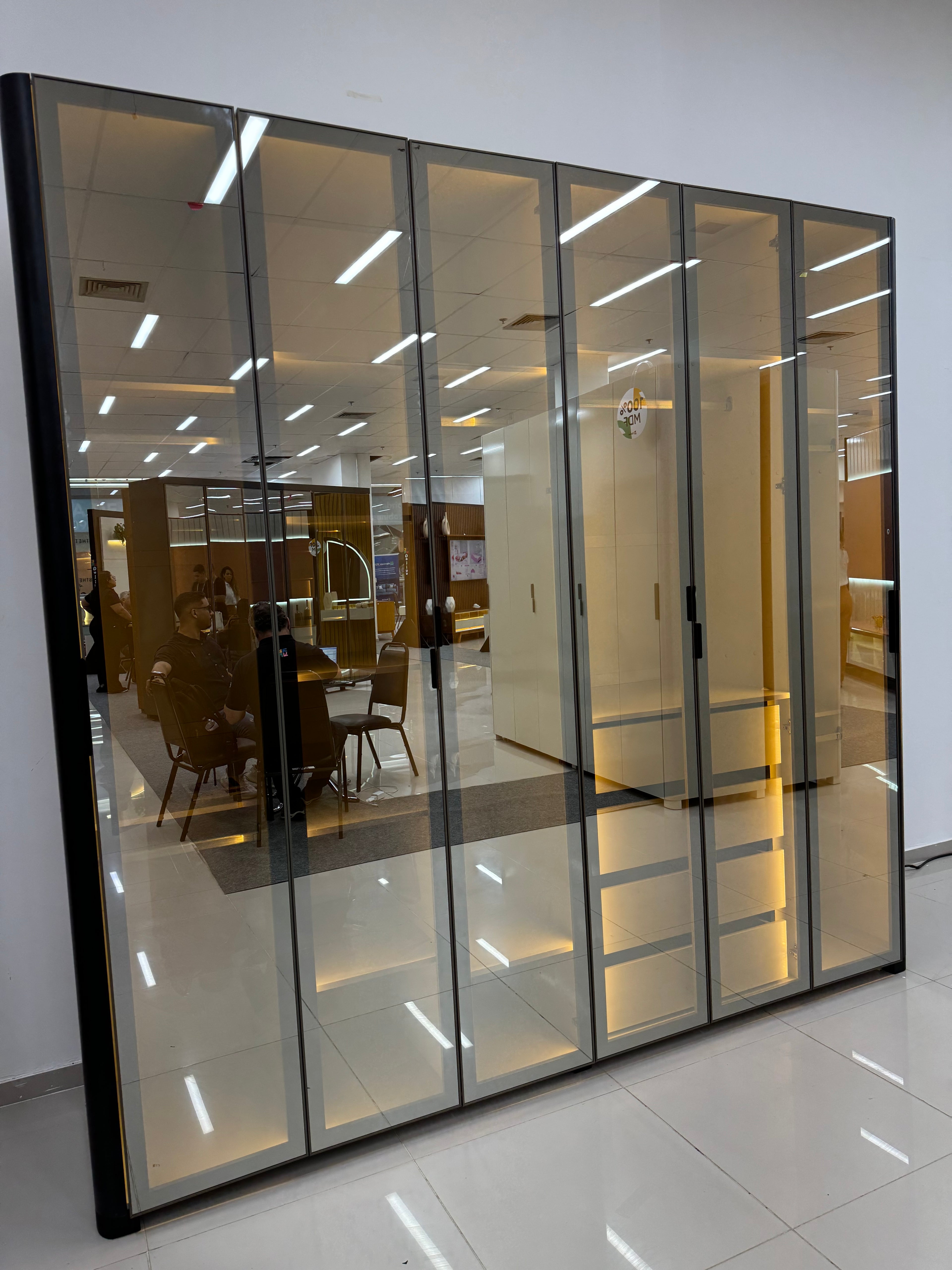 Roupeiro Innova 6 Portas de Vidro Reflecta com LED e Pes Preto Acetinado Gelius - Móveis furniture