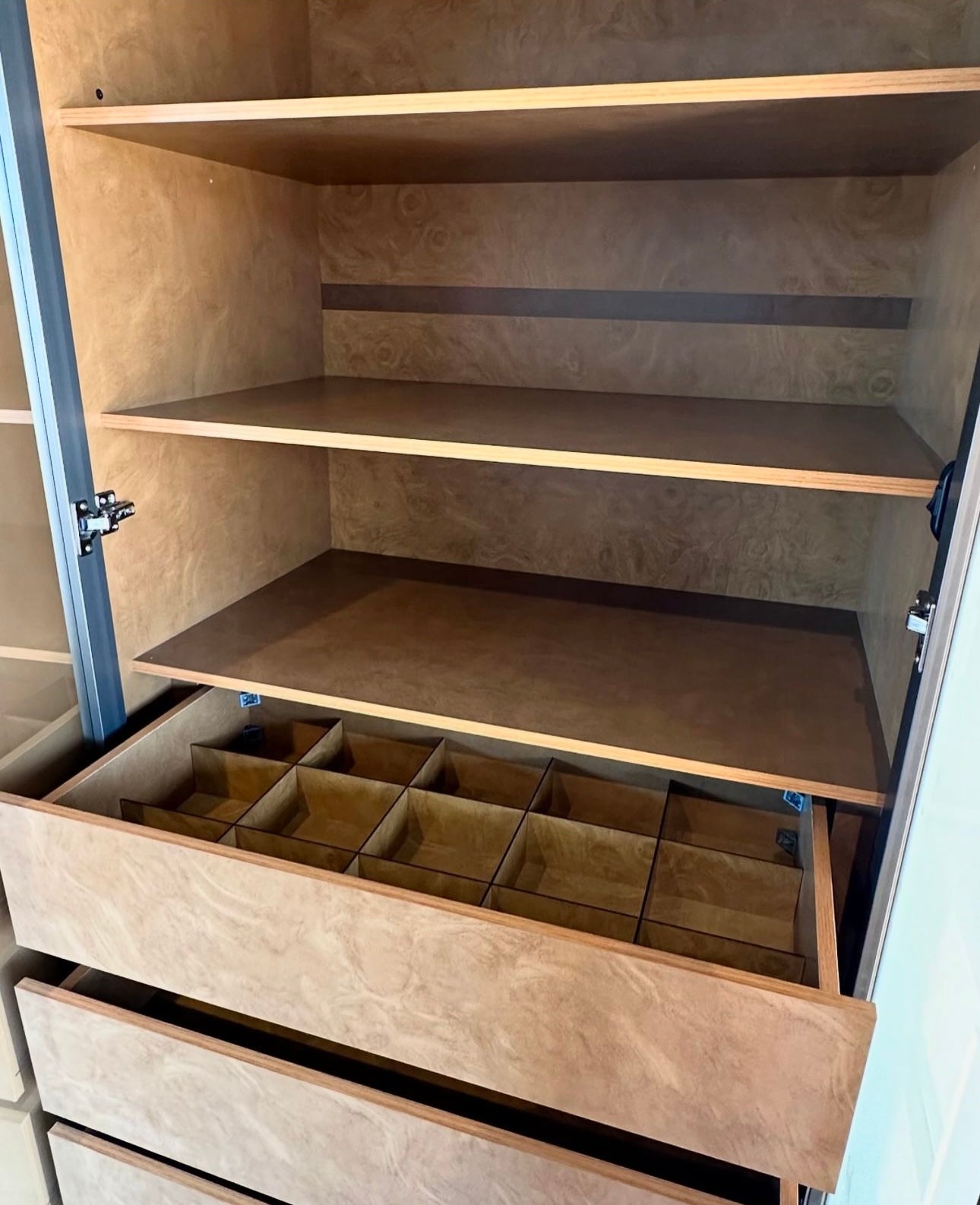 Roupeiro Absolut New Reflecta 6P c LED Pes Ntl.Off Gelius - Móveis furniture