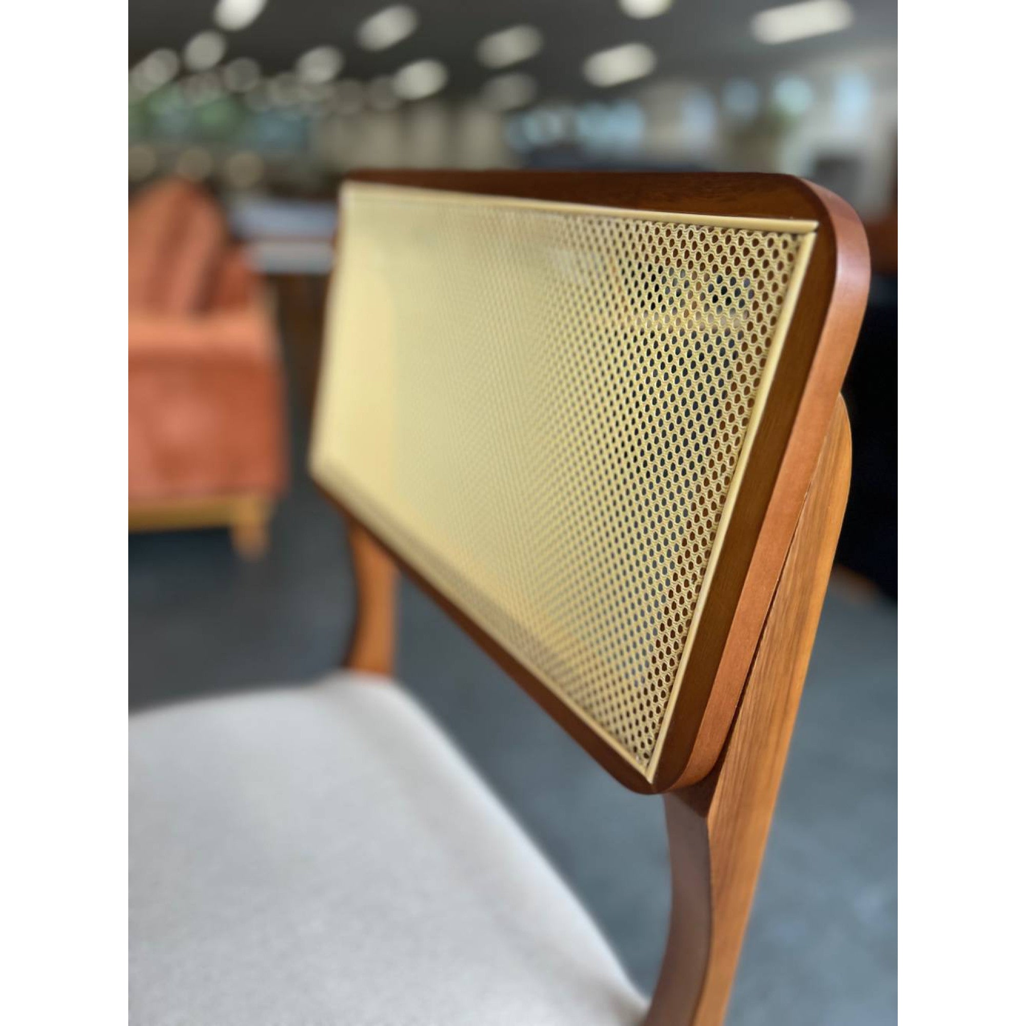 MESA PARIS REDONDA1,20 LAMINADA CINAMOMO COM CADEIRAS GRÉCIA CINZA