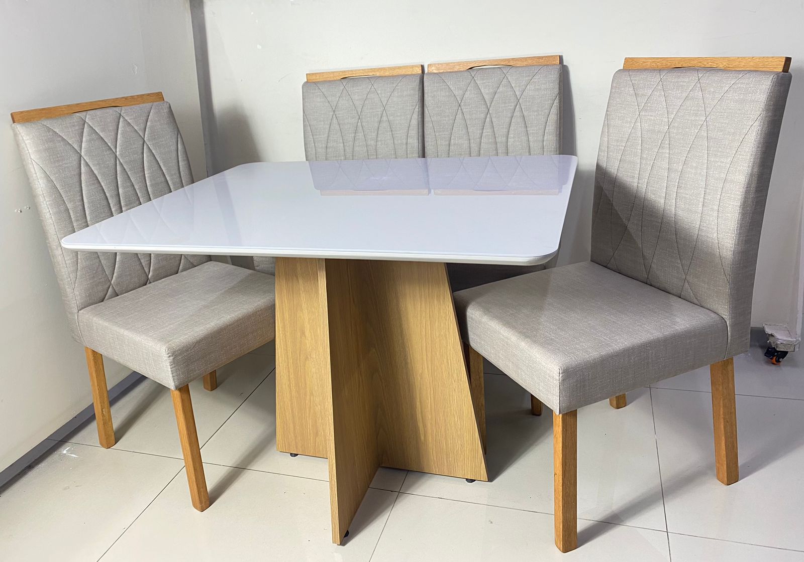 Mesa Narnia.03 90x90 Tampo Malaga MDF.Vdr Base 03 Menor MDF.BP Imbuia Mel.Off White Carvalho Decor - Móveis furniture