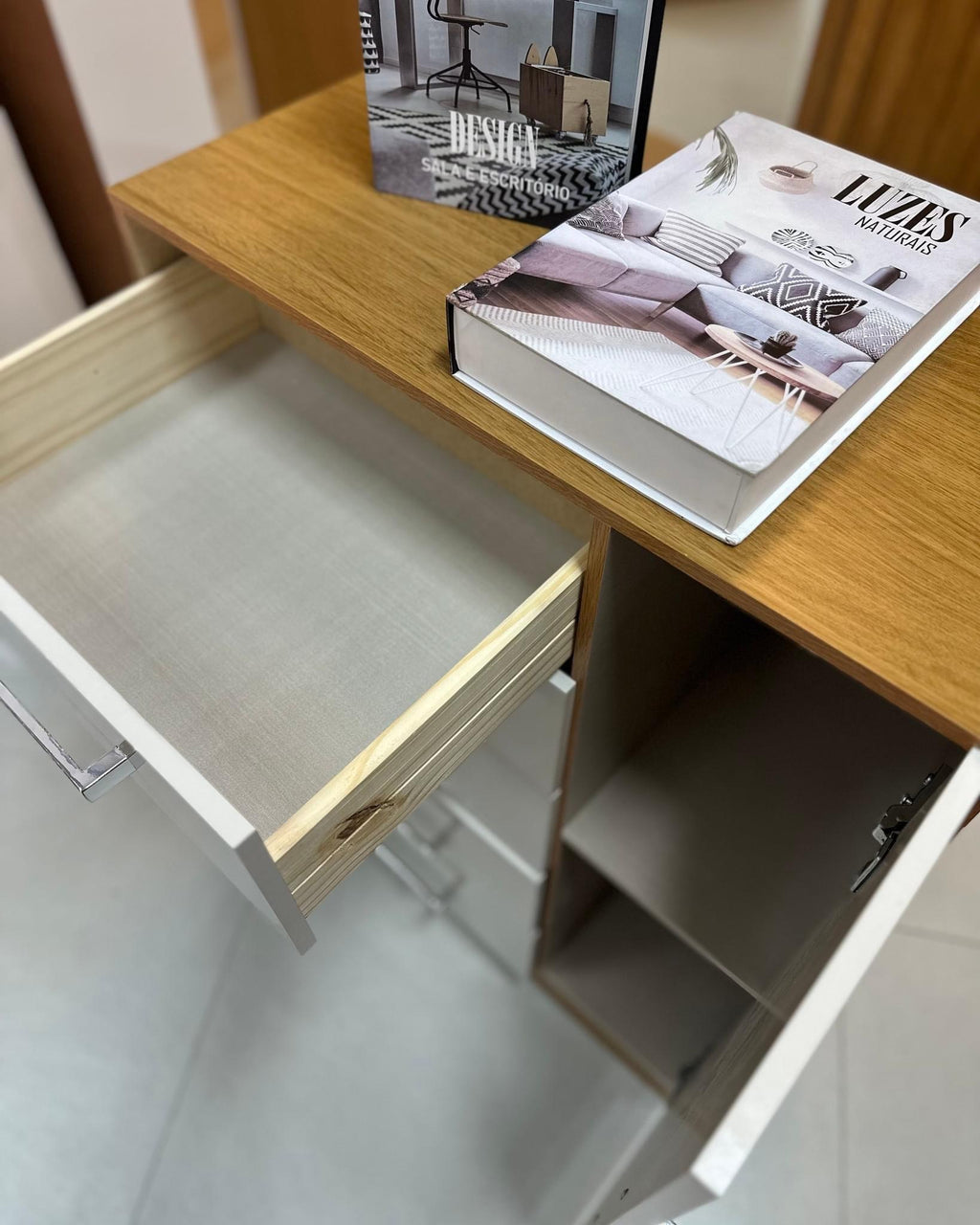 Cômoda Corais 5 Gavetas 1 Porta Larg. 0.68m Cinamomo/Off