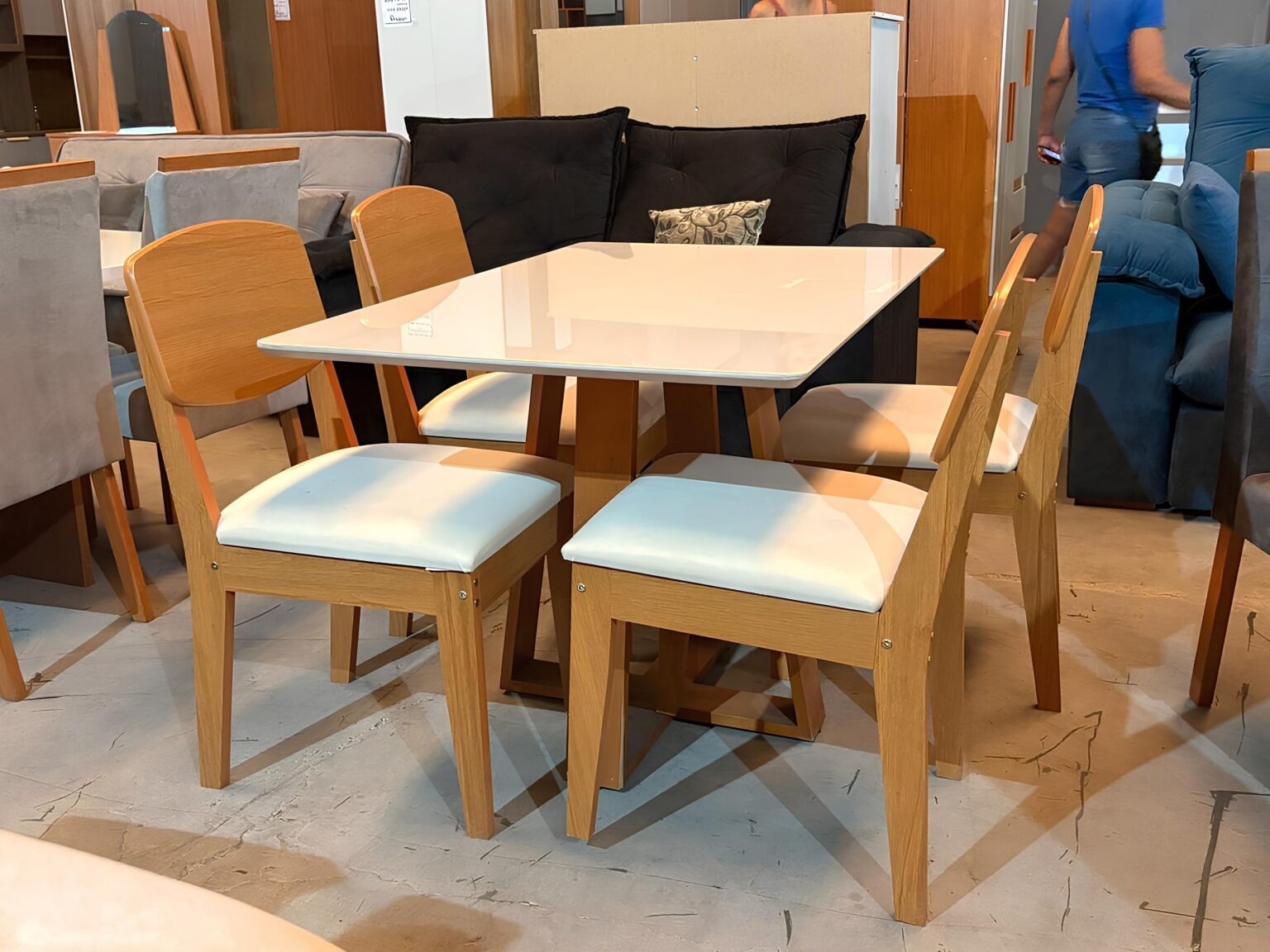 Mesa Pedro 120 Mel/Off White com 4 Cadeiras Havana Veludo Creme – ART ASSENTOS + RUFATO