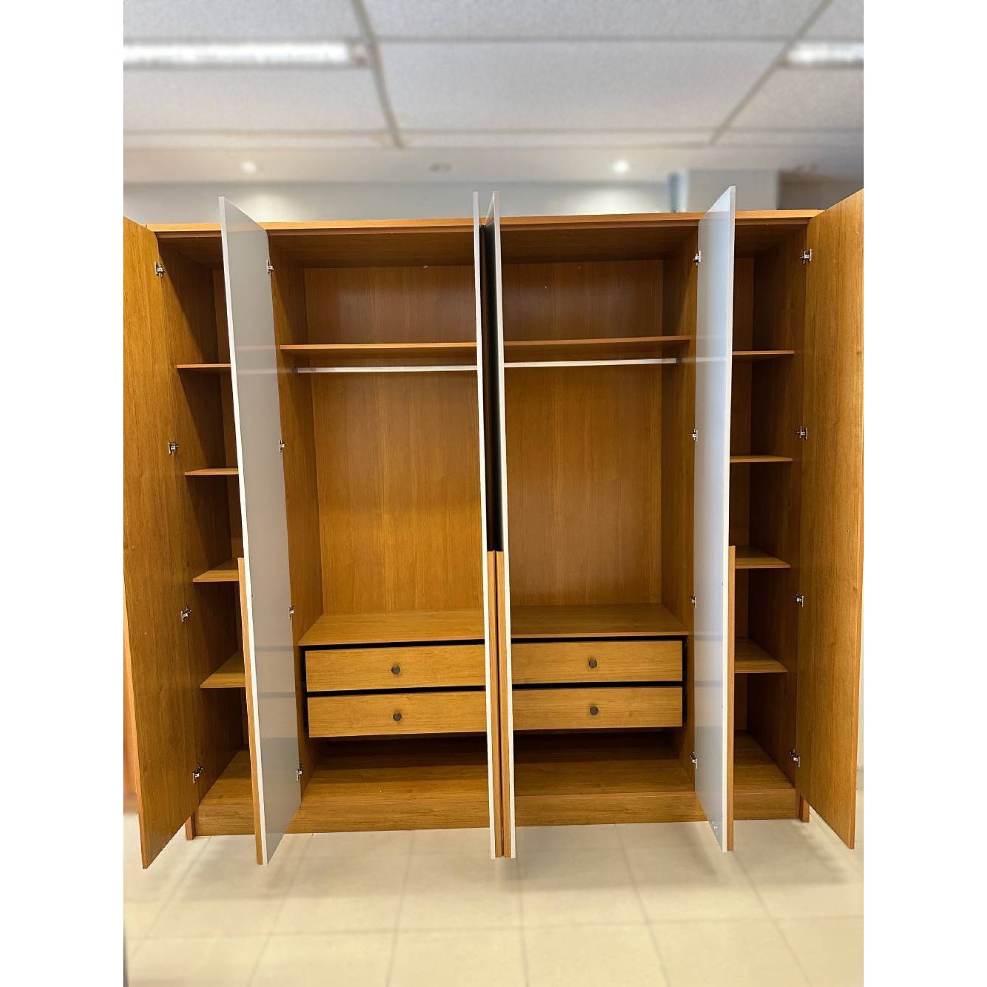 Guarda-Roupa 6 Portas Guarani Ripado 2,44m Cinamono/Off White – TCIL