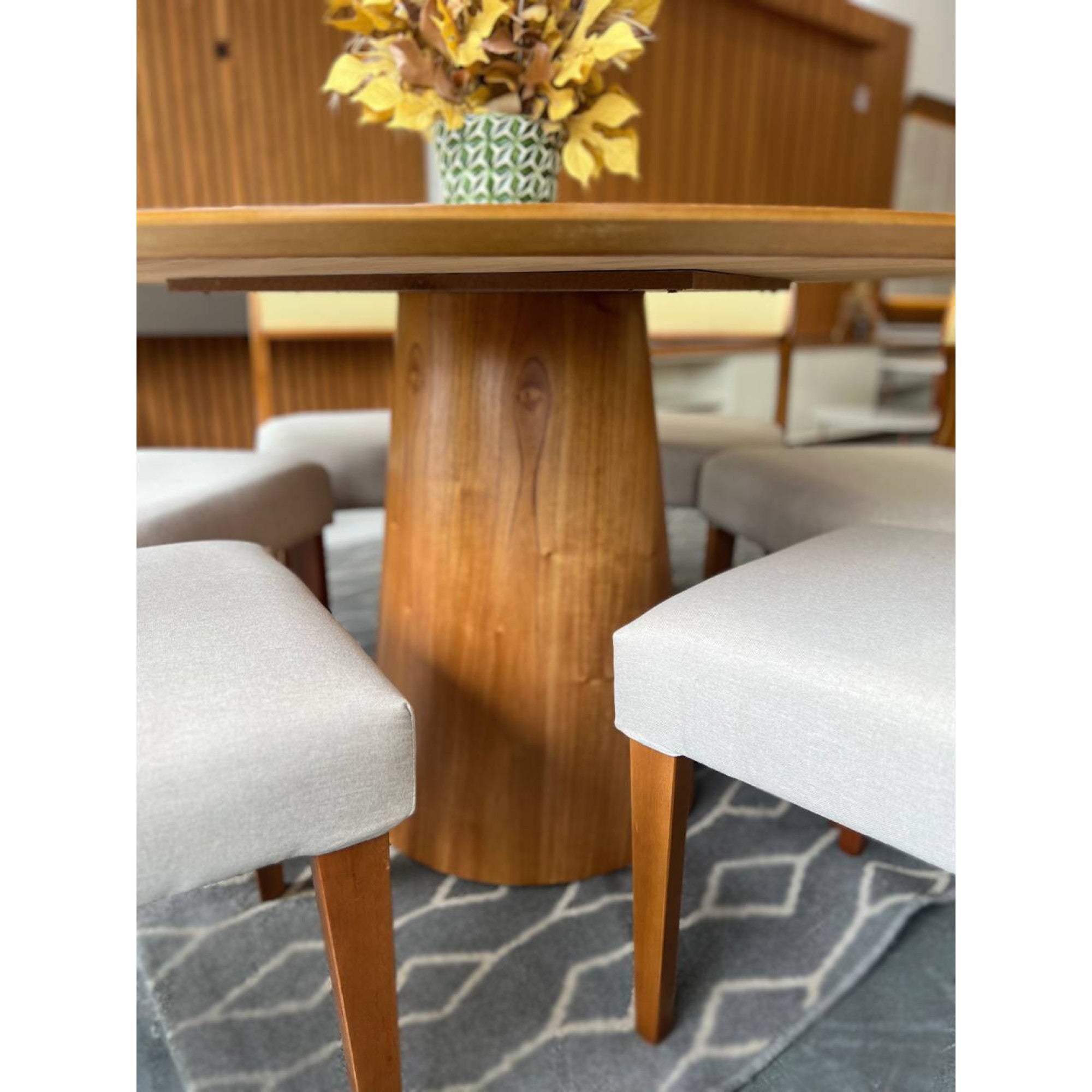 MESA PARIS REDONDA1,20 LAMINADA CINAMOMO COM CADEIRAS GRÉCIA CINZA