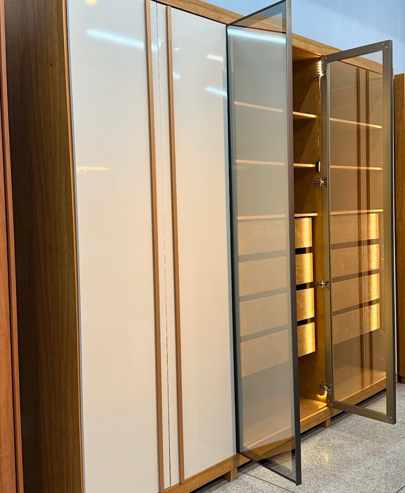 Roupeiro Absolut New Reflecta 6P c LED Pes Ntl.Off Gelius - Móveis furniture