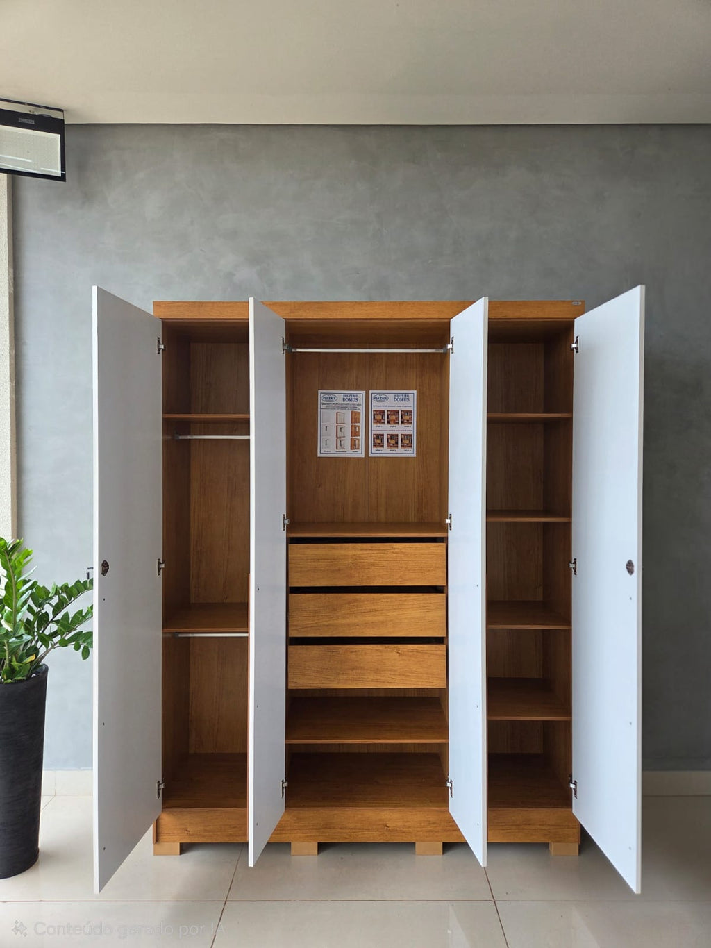 Guarda-Roupa Domus 4 portas com pés e chave – Cedro/Areia
