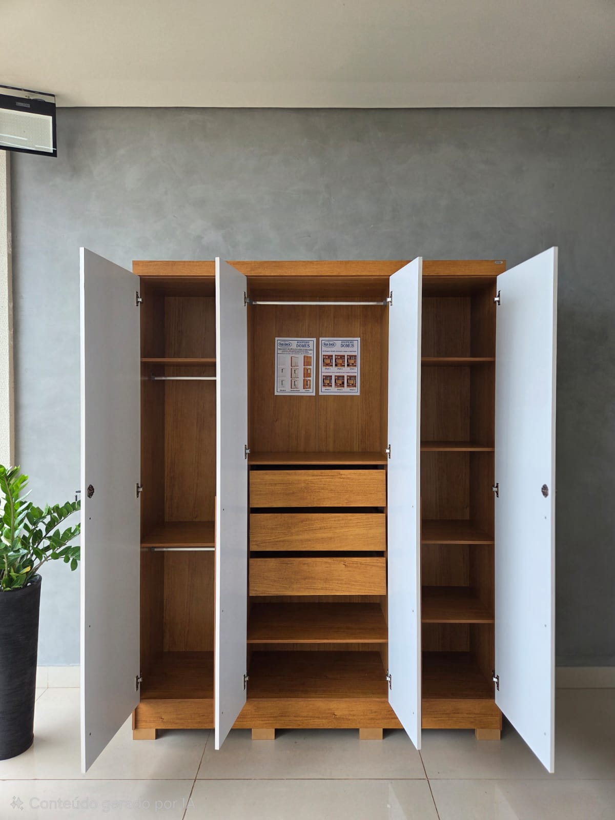 Guarda-Roupa Domus 4 portas com pés e chave – Cedro/Areia