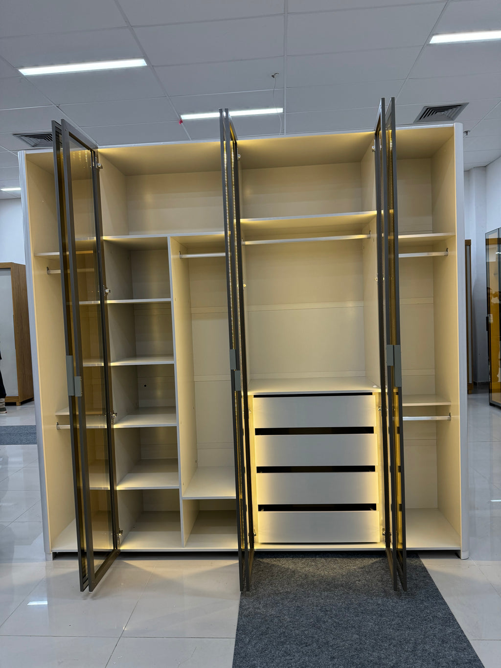 Roupeiro Innova 6 Portas de Vidro Reflecta com LED e Pes Naturale Gelius - Móveis furniture