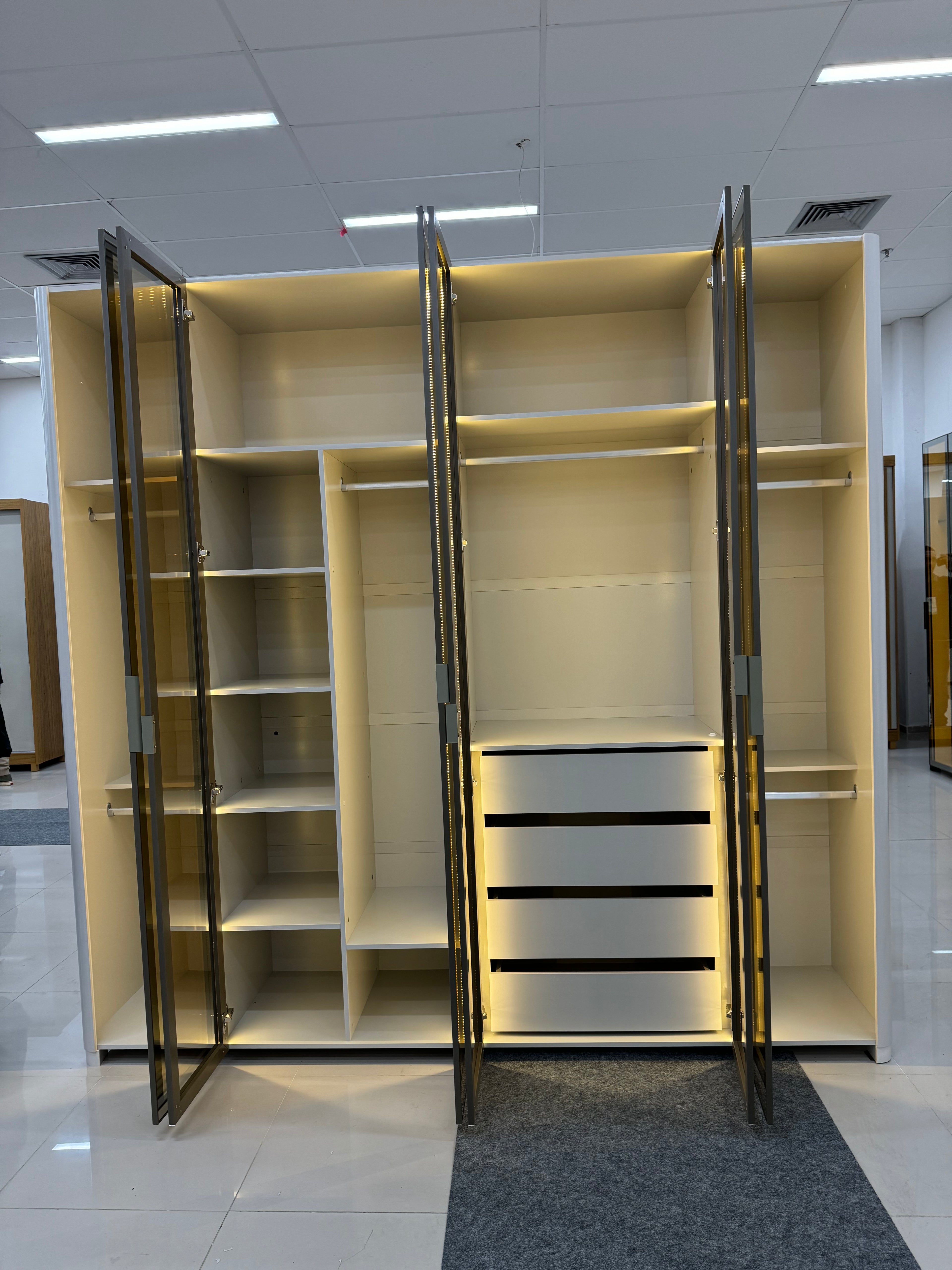 Roupeiro Innova 6 Portas de Vidro Reflecta com LED e Pes Naturale Gelius - Móveis furniture