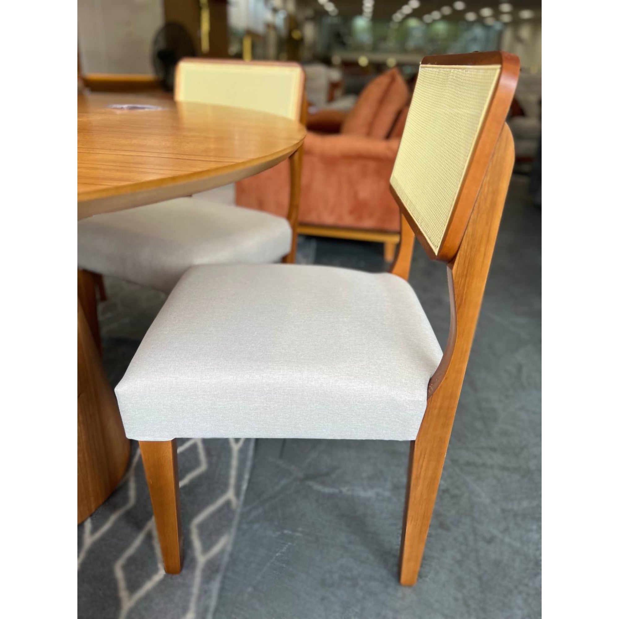 MESA PARIS REDONDA1,20 LAMINADA CINAMOMO COM CADEIRAS GRÉCIA CINZA