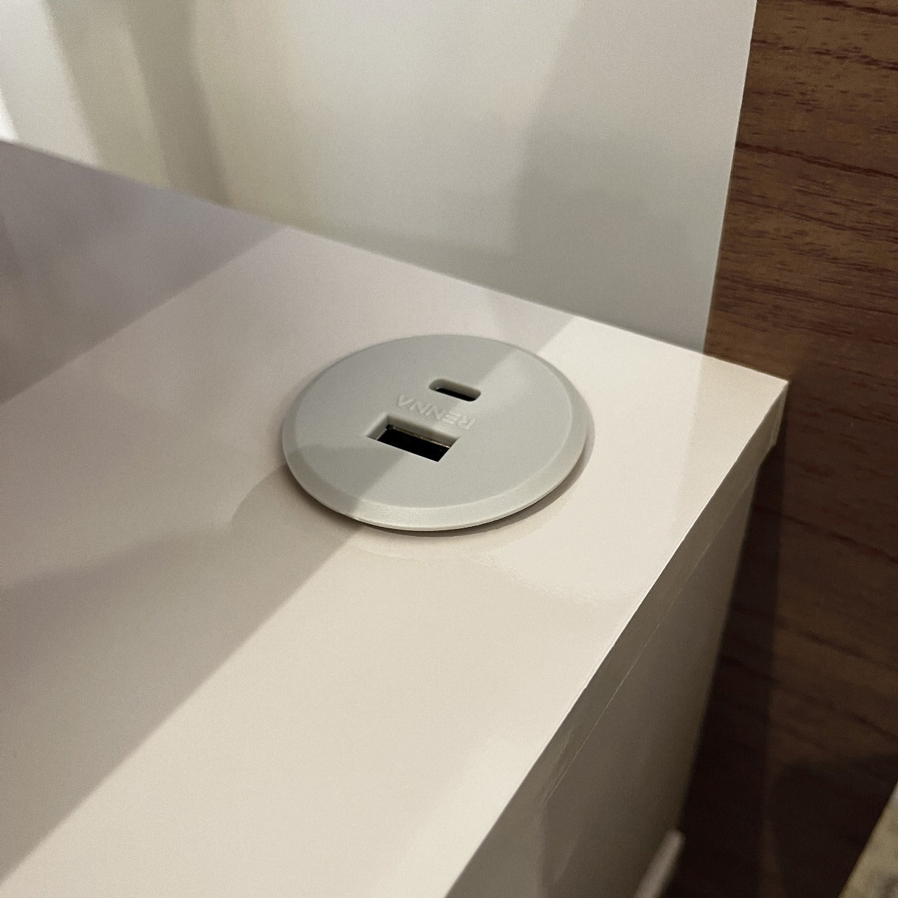 Mesa de Cabeceira Theo Com USB – Cinamomo/Off