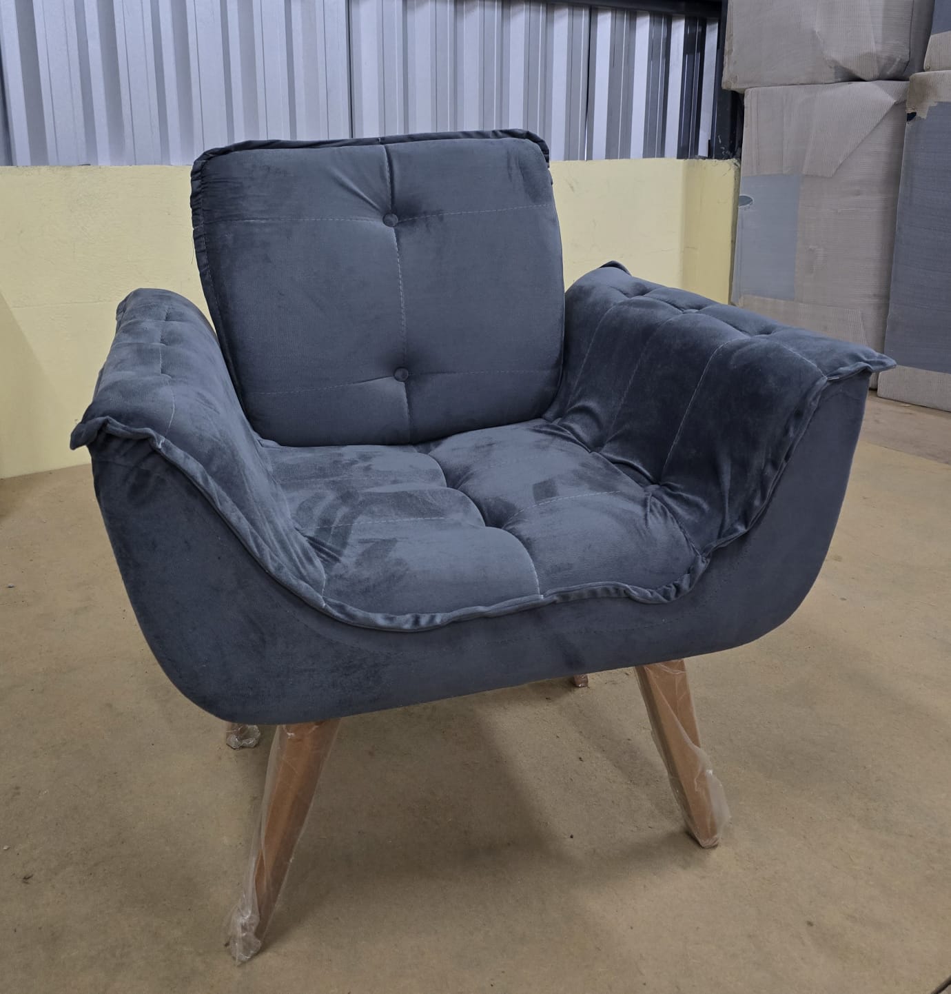 Poltrona Graziela Veludo Inca Cinza AL Estofados