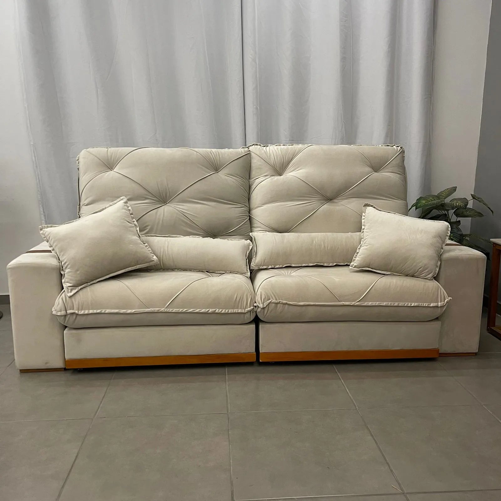 Sofá Isabela com Molas Ensacadas 4 Lugares Retrátil e Reclinável 250cm Tecido Veludo Zarat