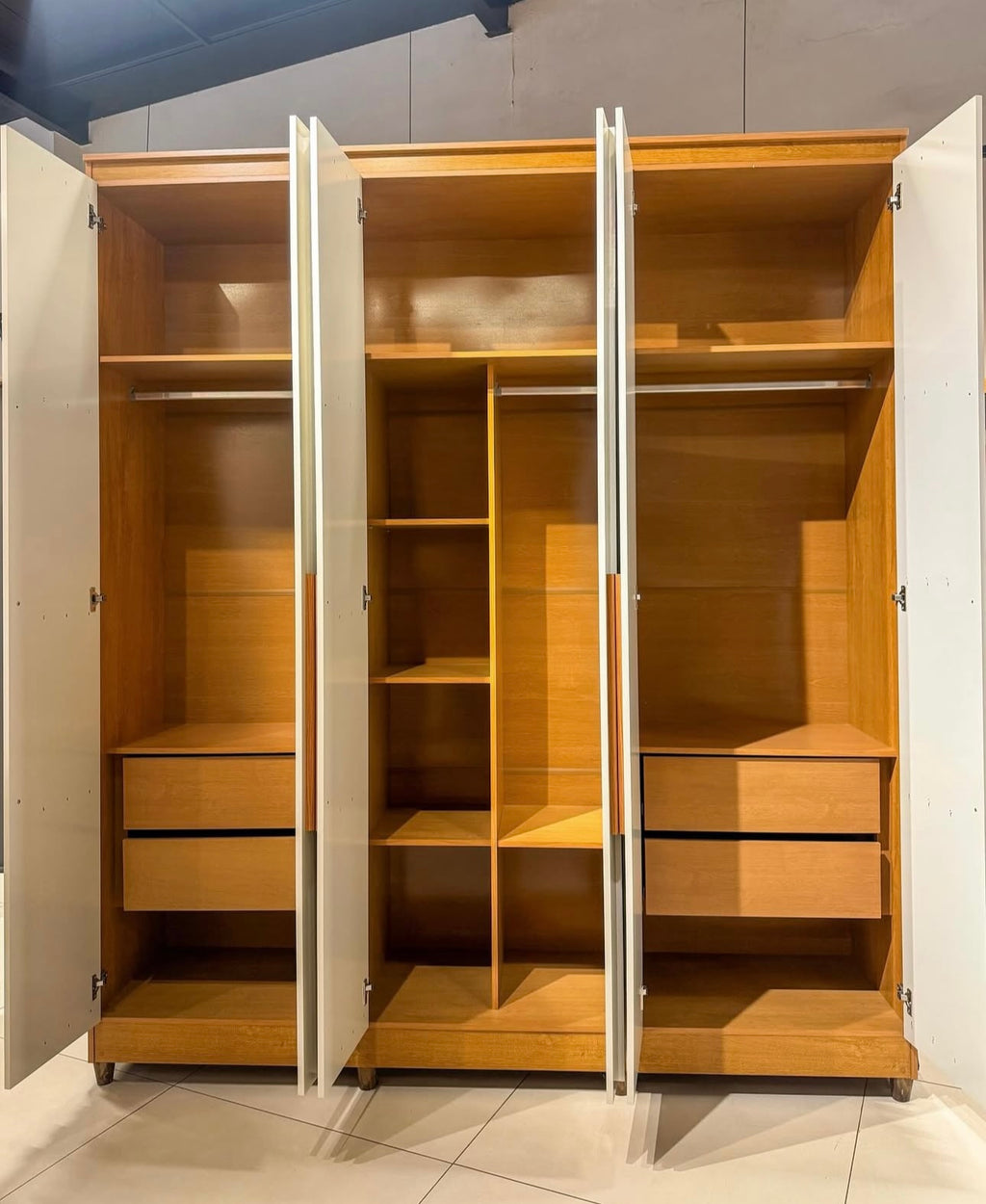 Roupeiro Oxford 6P sendo 4P Ripadas e 4G Off White