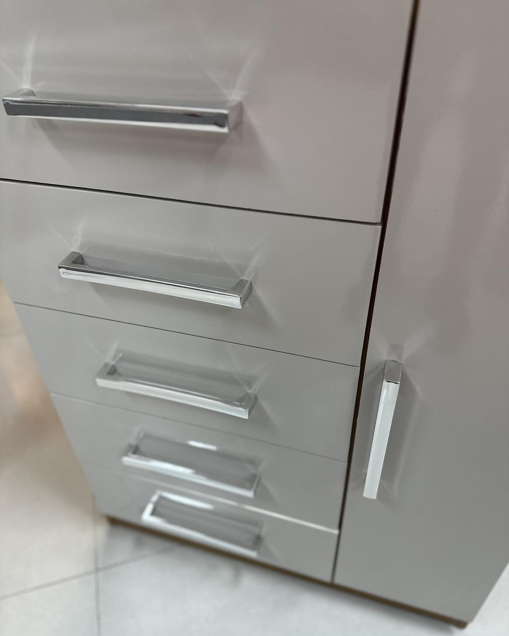 Cômoda Corais 5 Gavetas 1 Porta Larg. 0.68m Cinamomo/Off