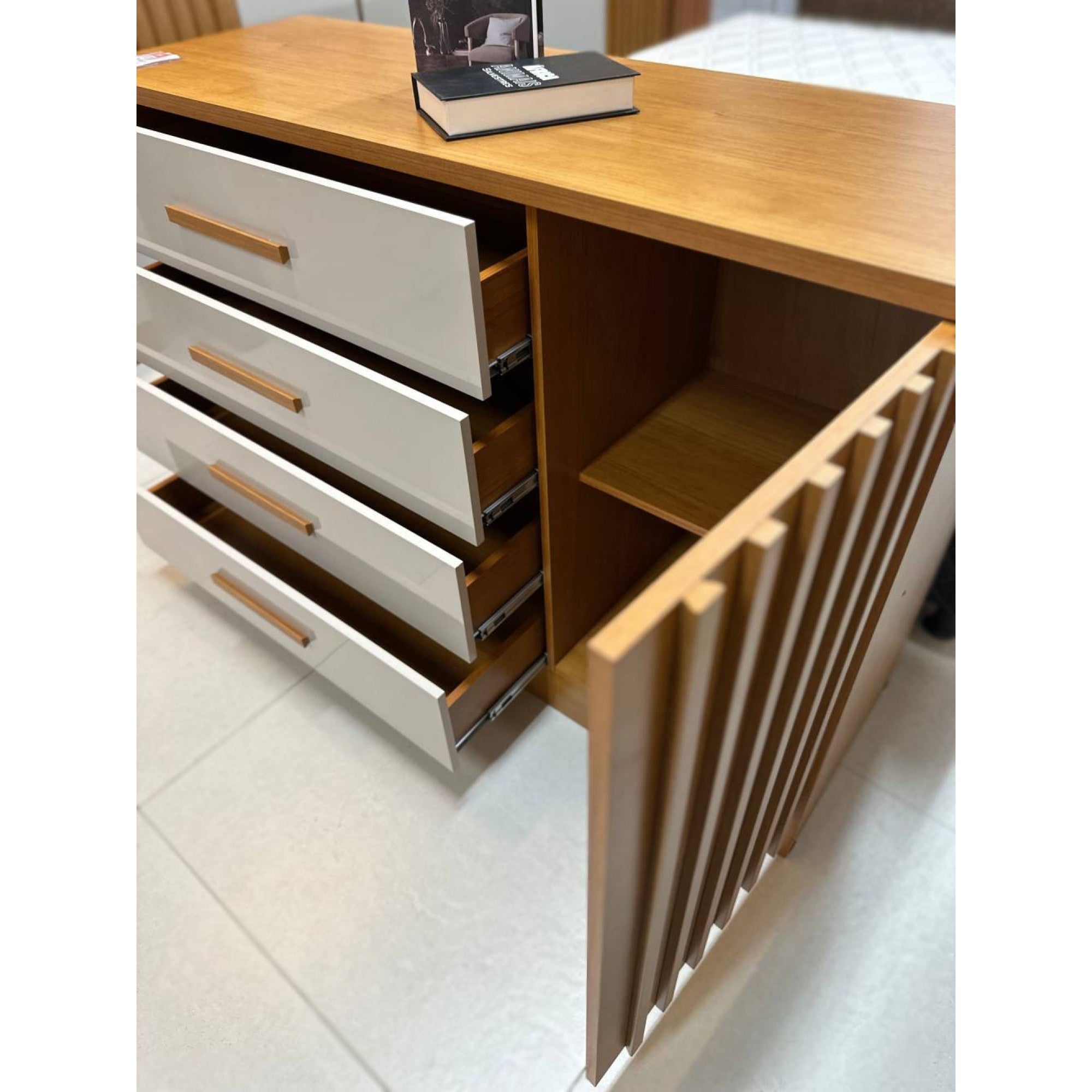 Cômoda Ripada Barcelona C/ Sapateira 4 Gavetas com 1 Porta Tcil Móveis - Cinamomo/Off White - Móveis furniture