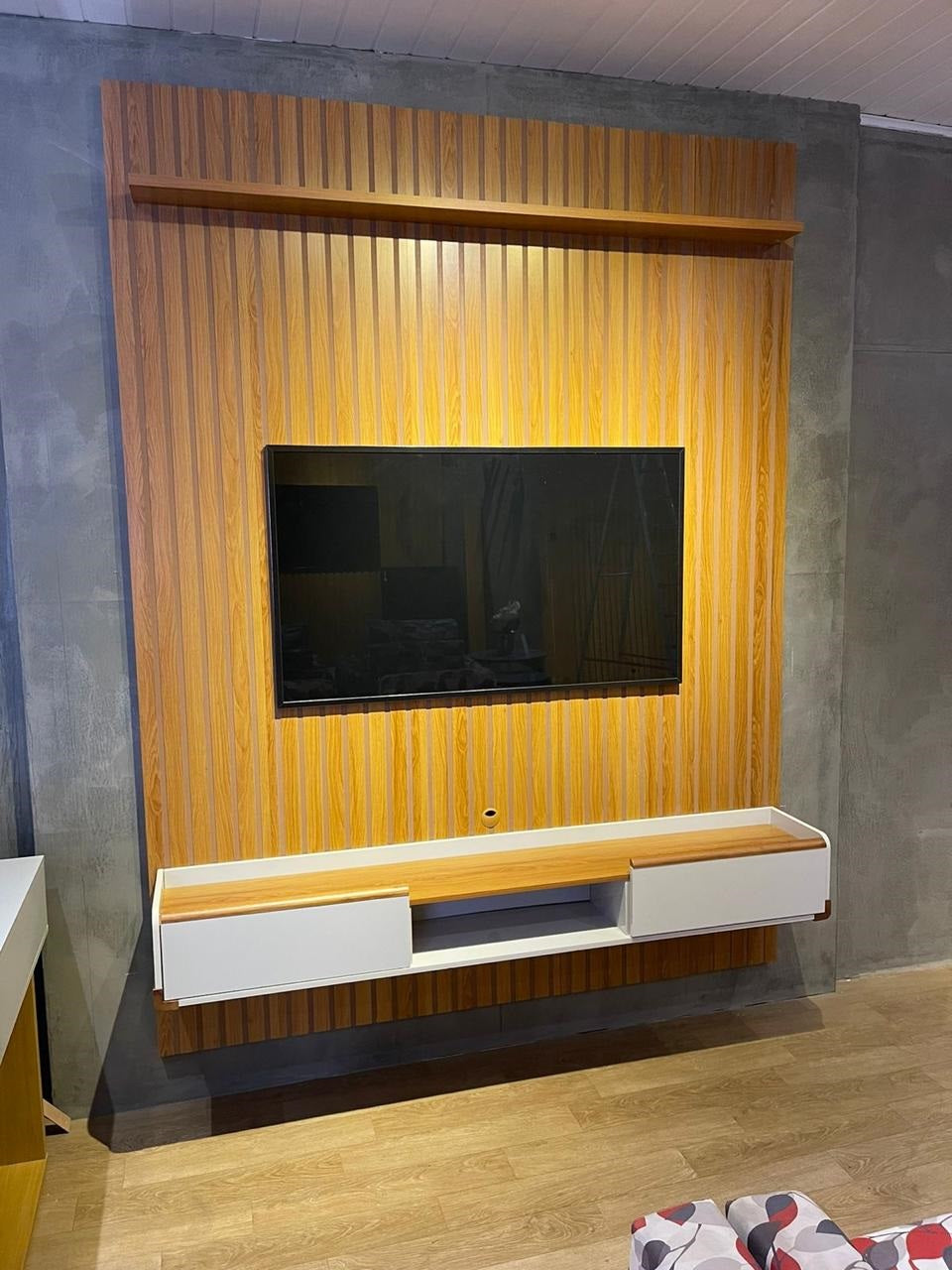 Painel Ripado até 75″ Oslo + Bancada Atlas Jequitibá/Off White – LUKALIAM