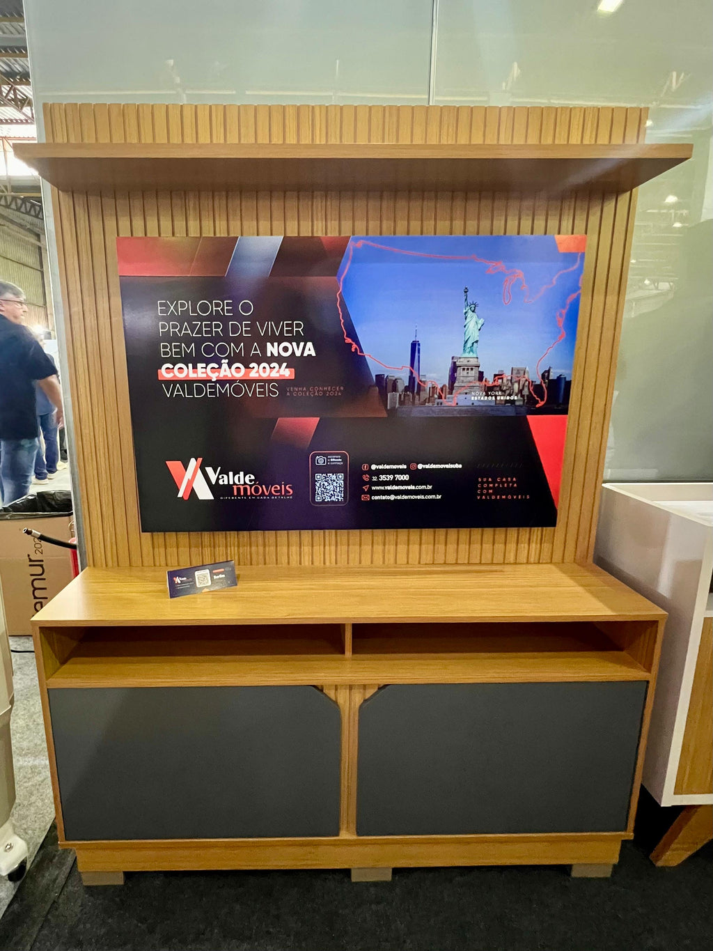 Home Berlim Com Painel Fresado Larg. 1.35m Cinamomo/Grafite - Valdemoveis