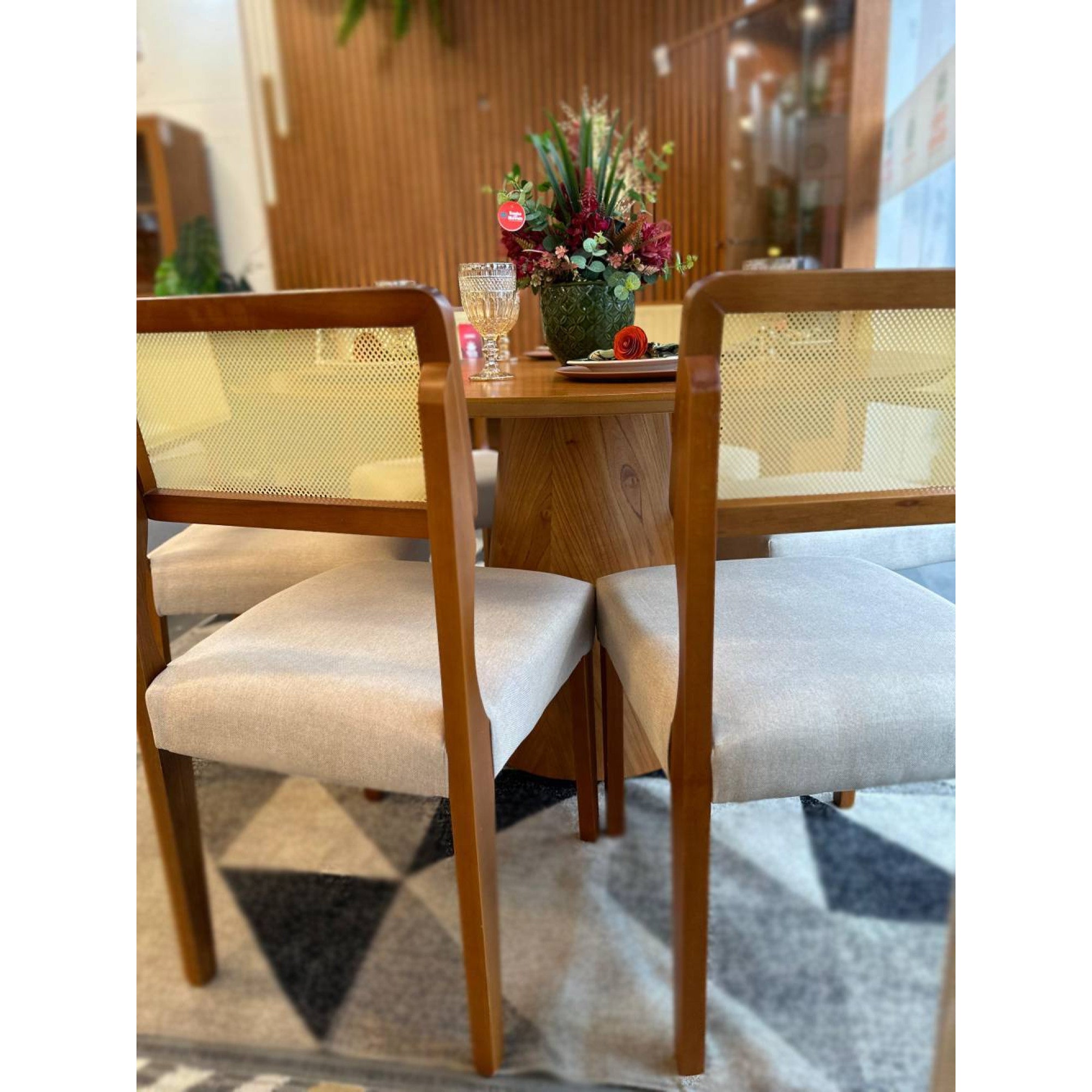 MESA PARIS REDONDA1,20 LAMINADA CINAMOMO COM CADEIRAS GRÉCIA CINZA