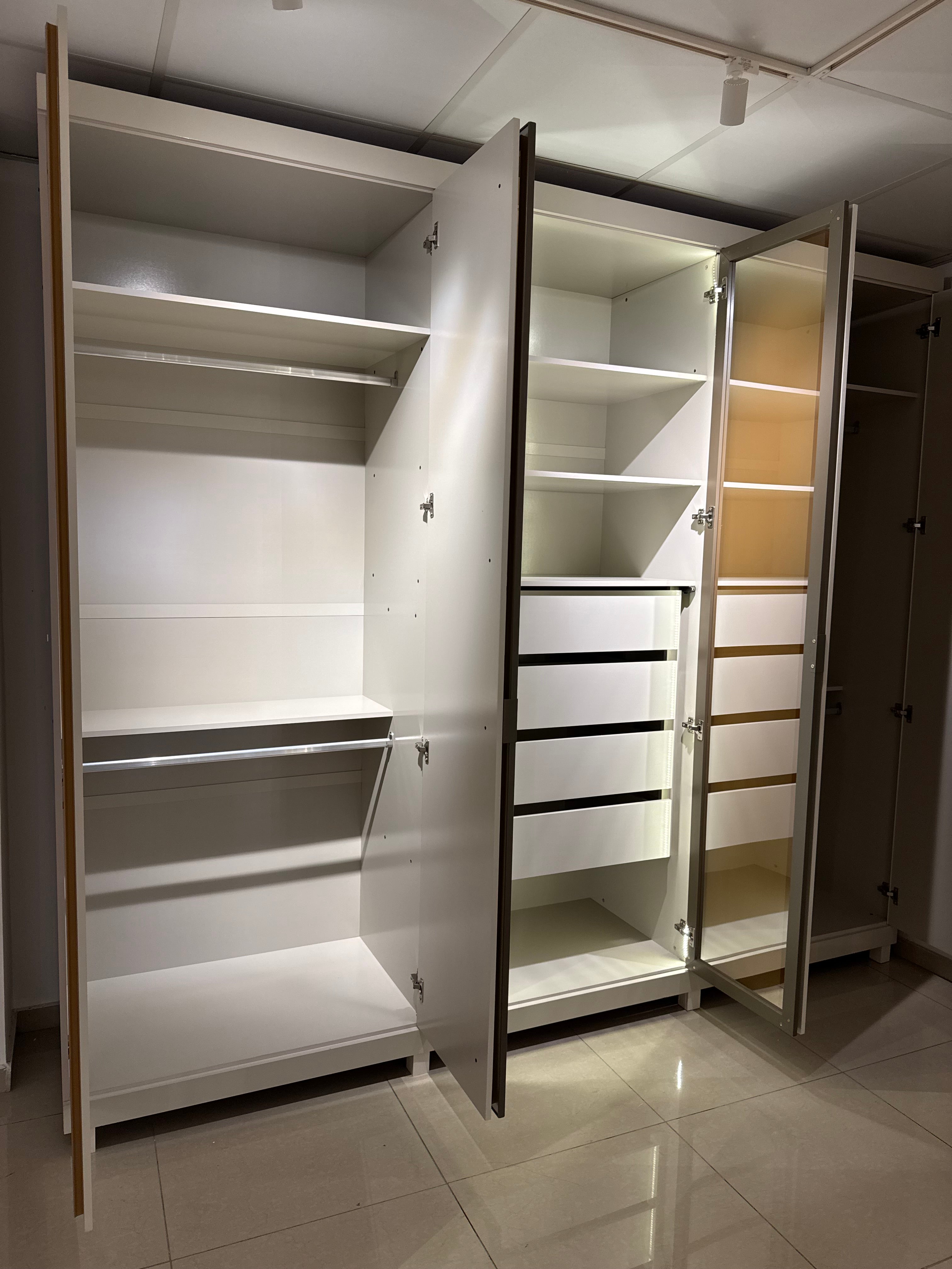 Roupeiro Absolut New 6P sendo 2P Reflecta com LED e Pes Off White Gelius