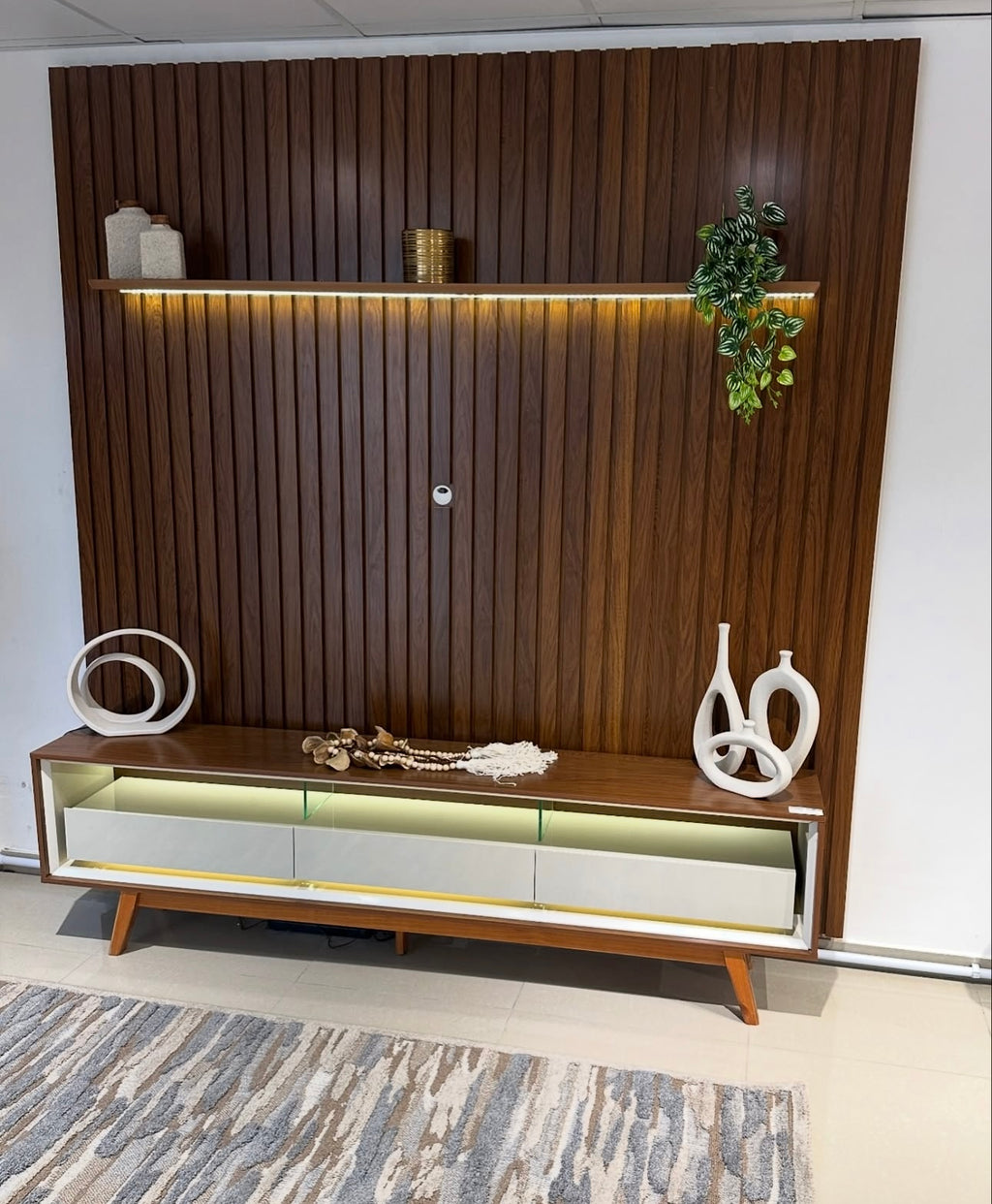 Conjunto Painel Nobre 230 Castanho e Rack Requinte 212 Pes Madeira Castanho.Off White Gelius