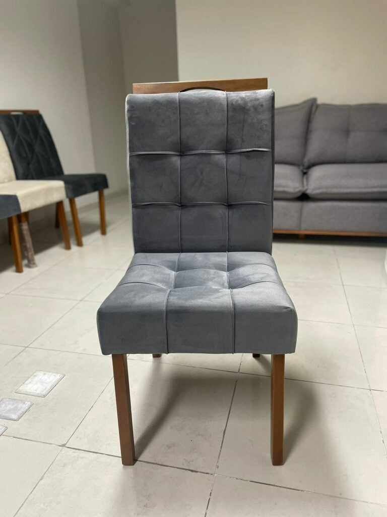 Mesa Redonda Celebrare 100 Amêndoa Clean/Off White com 4 Cadeiras Sophia Veludo Cinza Grafite – LOPAS + WM DECOR