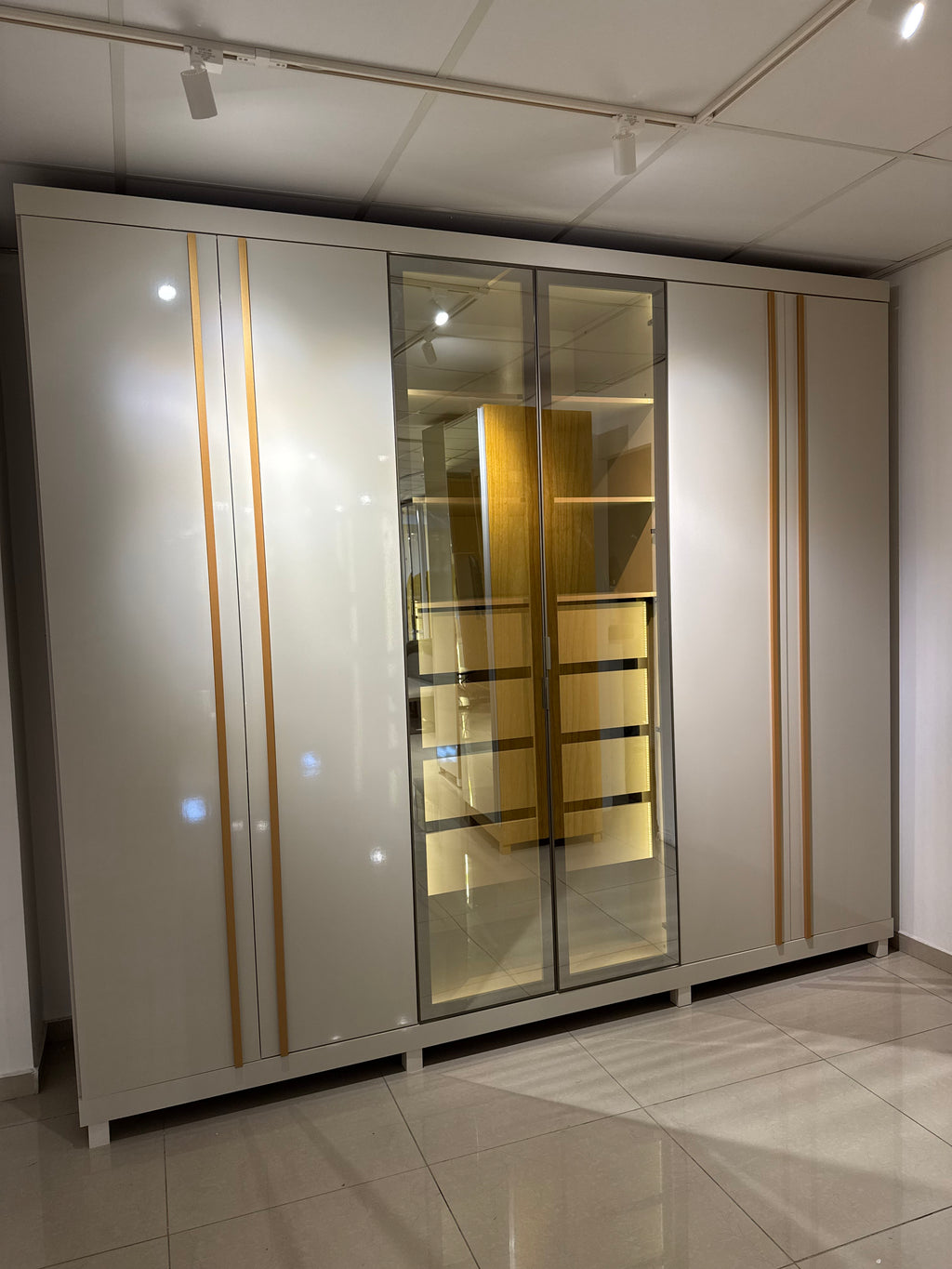 Roupeiro Absolut New 6P sendo 2P Reflecta com LED e Pes Off White Gelius