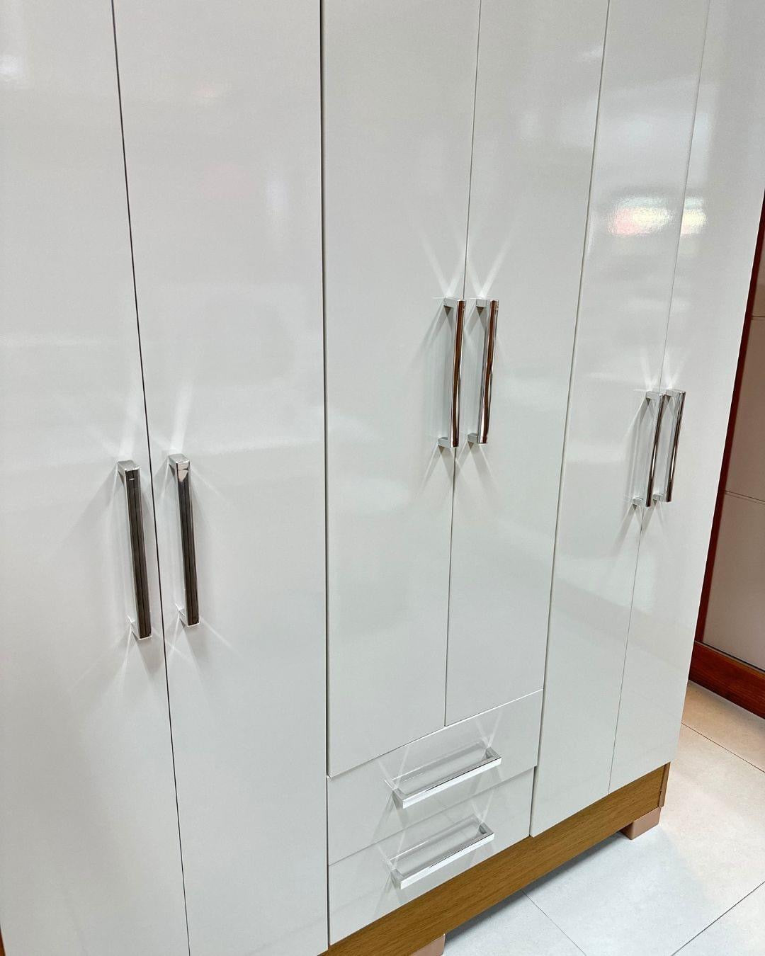 Roupeiro Natal 6 Portas 2 Gavetas Larg. 1.35m (GR6223) Cinamomo/Off Com Pés Rodial Móveis