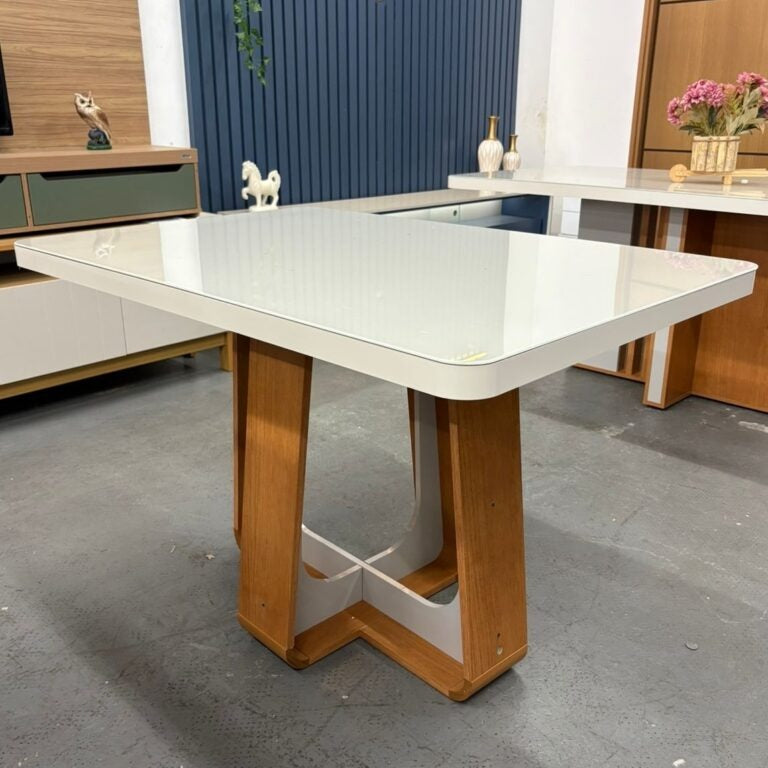 Mesa Sintonia (Tampo Maxi) 120 Amêndoa Clean/Off White com 4 Cadeiras Gênova Veludo Marfim – LOPAS + ART ASSENTOS