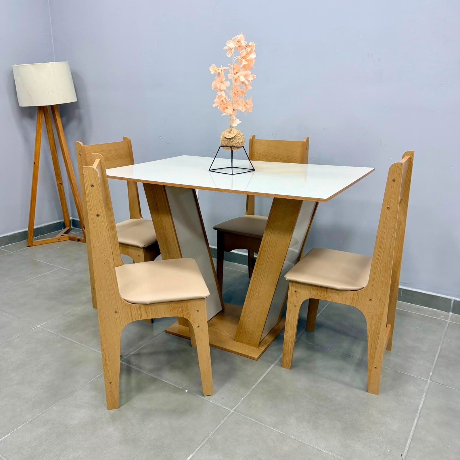 Mesa de Jantar Luiza c/4 Cadeiras Delta 1.10×0.75m – Mel/Off White