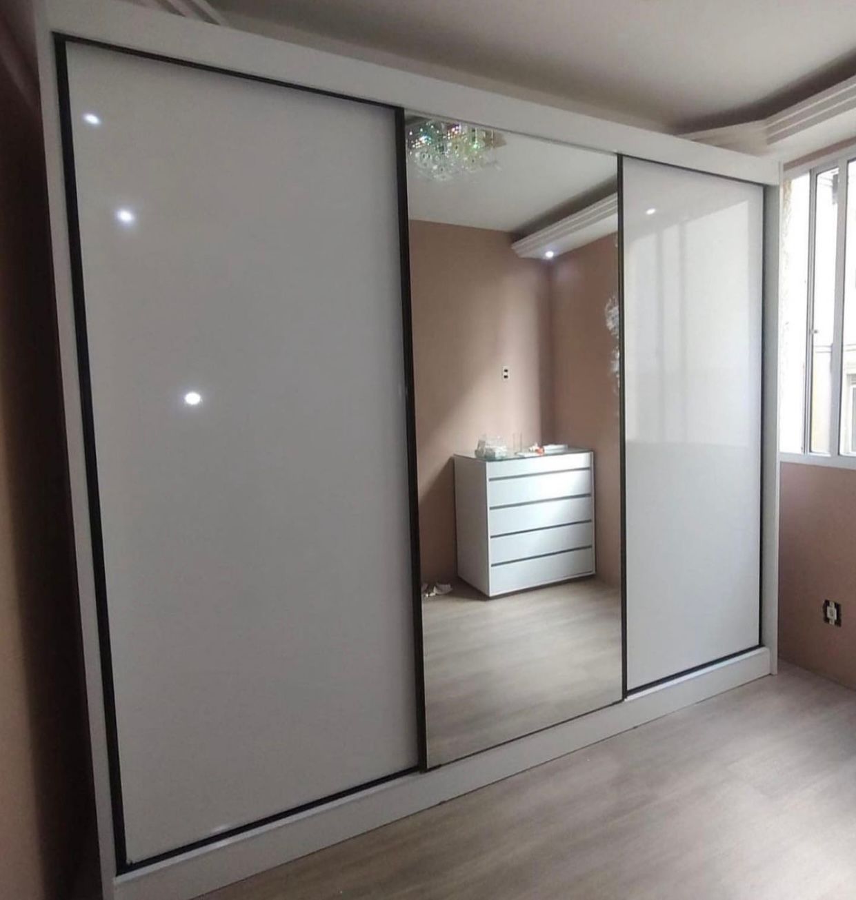 Guarda-Roupa Sollo Plus(1 porta espelhada) 2,73m – NOVO HORIZONTE  BRANCO