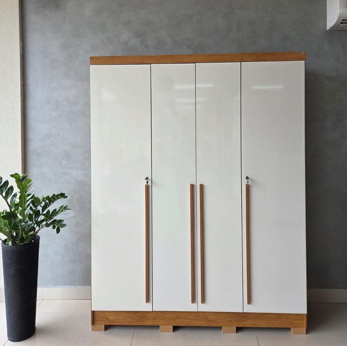 Guarda-Roupa Domus 4 portas com pés e chave – Cedro/Areia