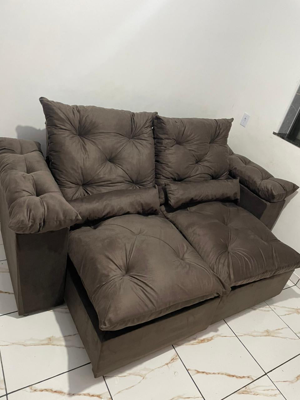 SOFÁ RETRÁTIL DOM DJ ESTOFADOS RJ MARROM