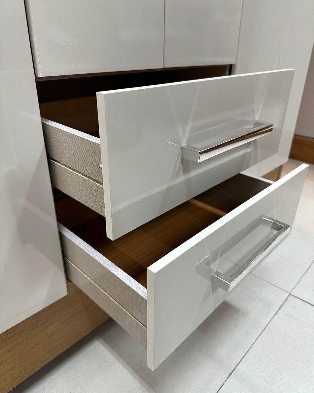 Roupeiro Natal 6 Portas 2 Gavetas Larg. 1.35m (GR6223) Cinamomo/Off Com Pés Rodial Móveis