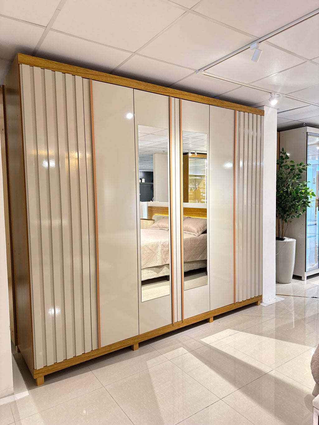 Roupeiro Absolut New Ripado 6P sendo 2P com Espelhos LED e Pes Naturale.Off White Gelius