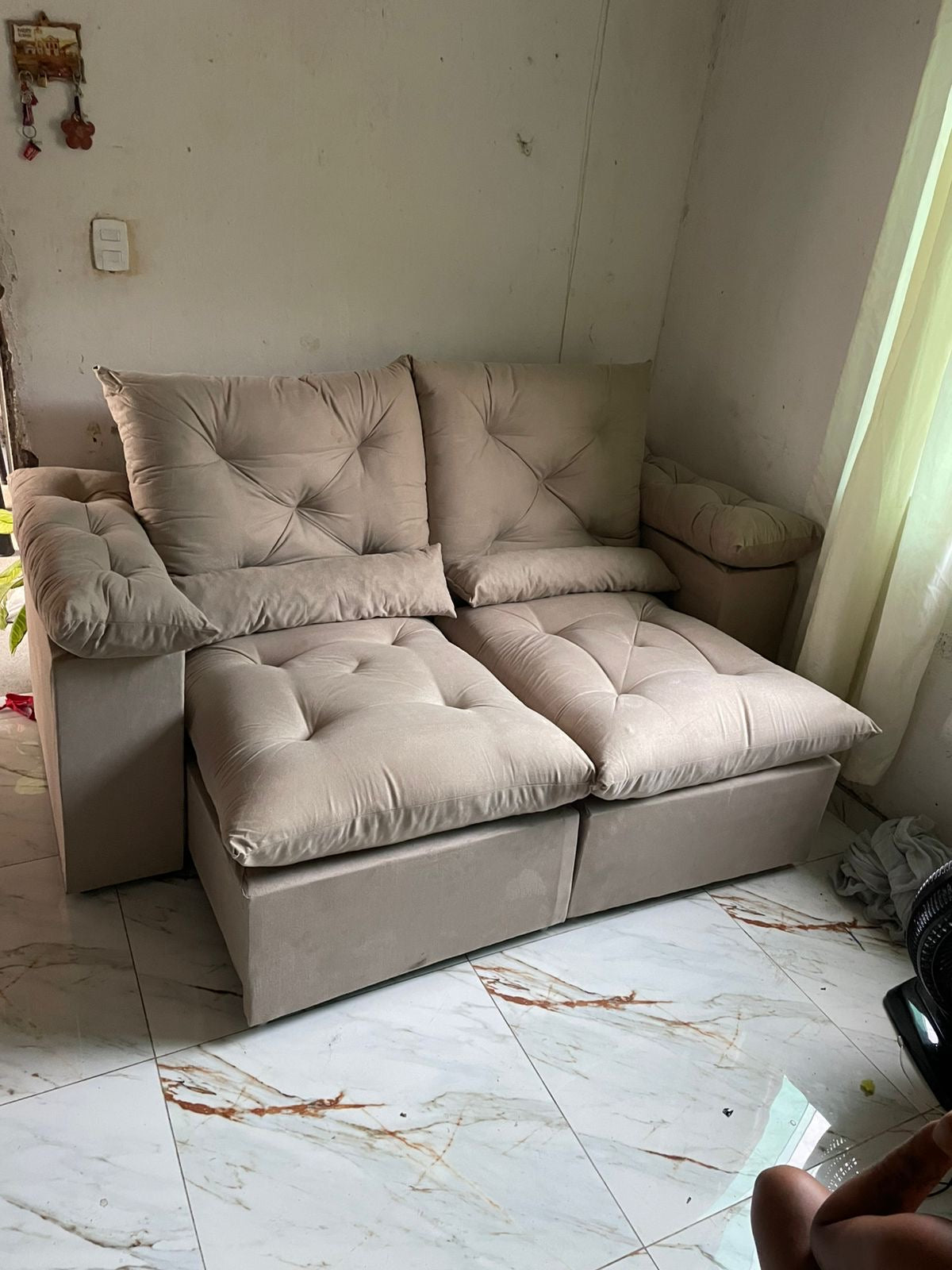 SOFÁ RETRÁTIL DOM DJ ESTOFADOS RJ BEJE