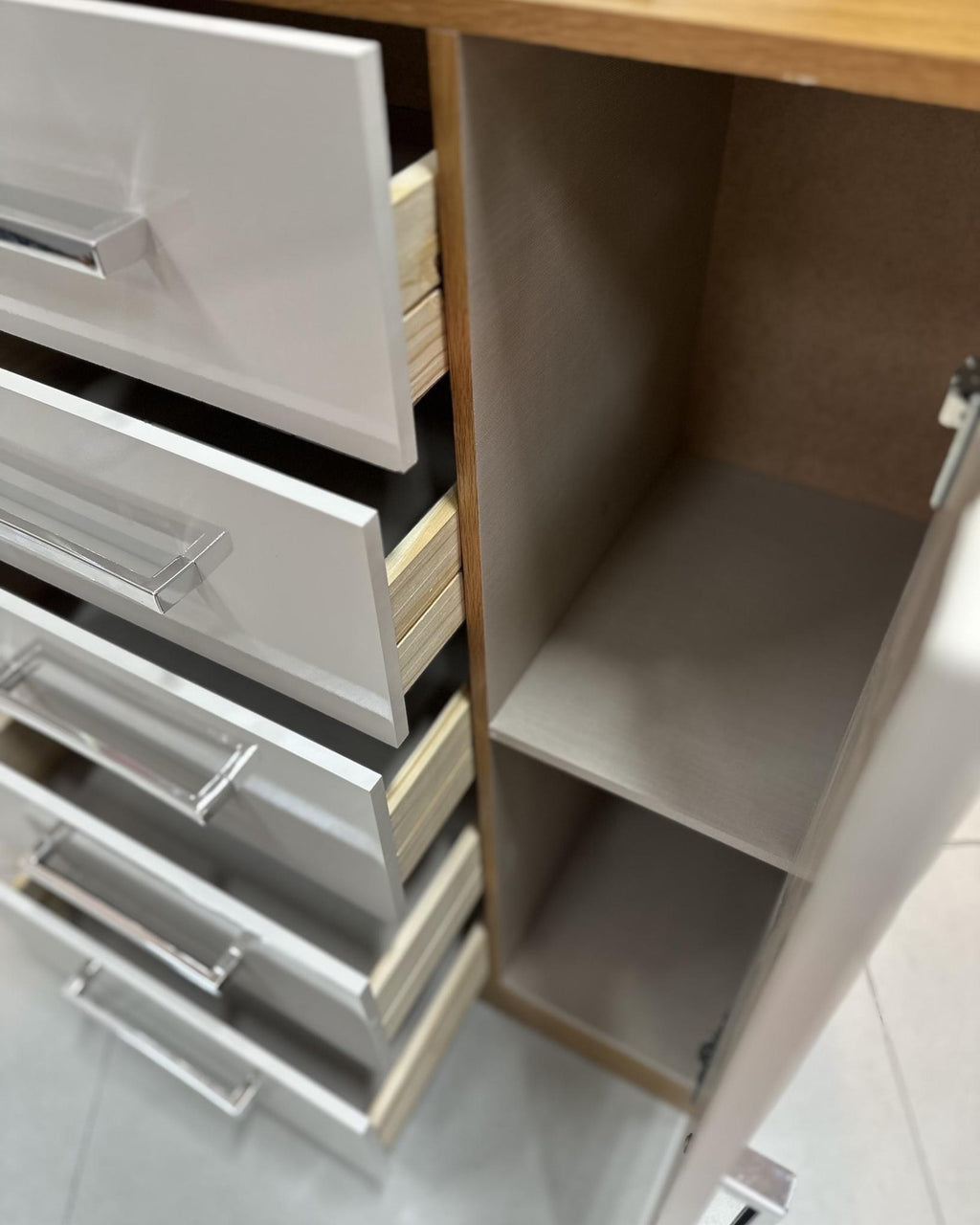 Cômoda Corais 5 Gavetas 1 Porta Larg. 0.68m Cinamomo/Off