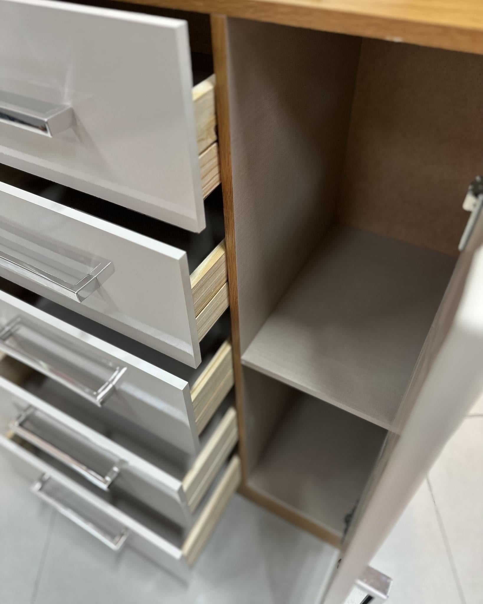 Cômoda Corais 5 Gavetas 1 Porta Larg. 0.68m Cinamomo/Off