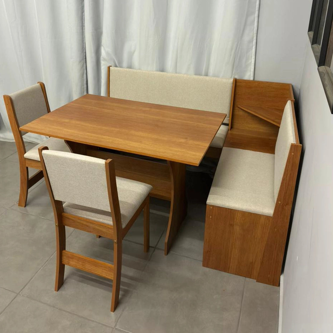 Mesa Canto Alemão Golden Estofado com 2 Cadeiras Tecido Linho Viero